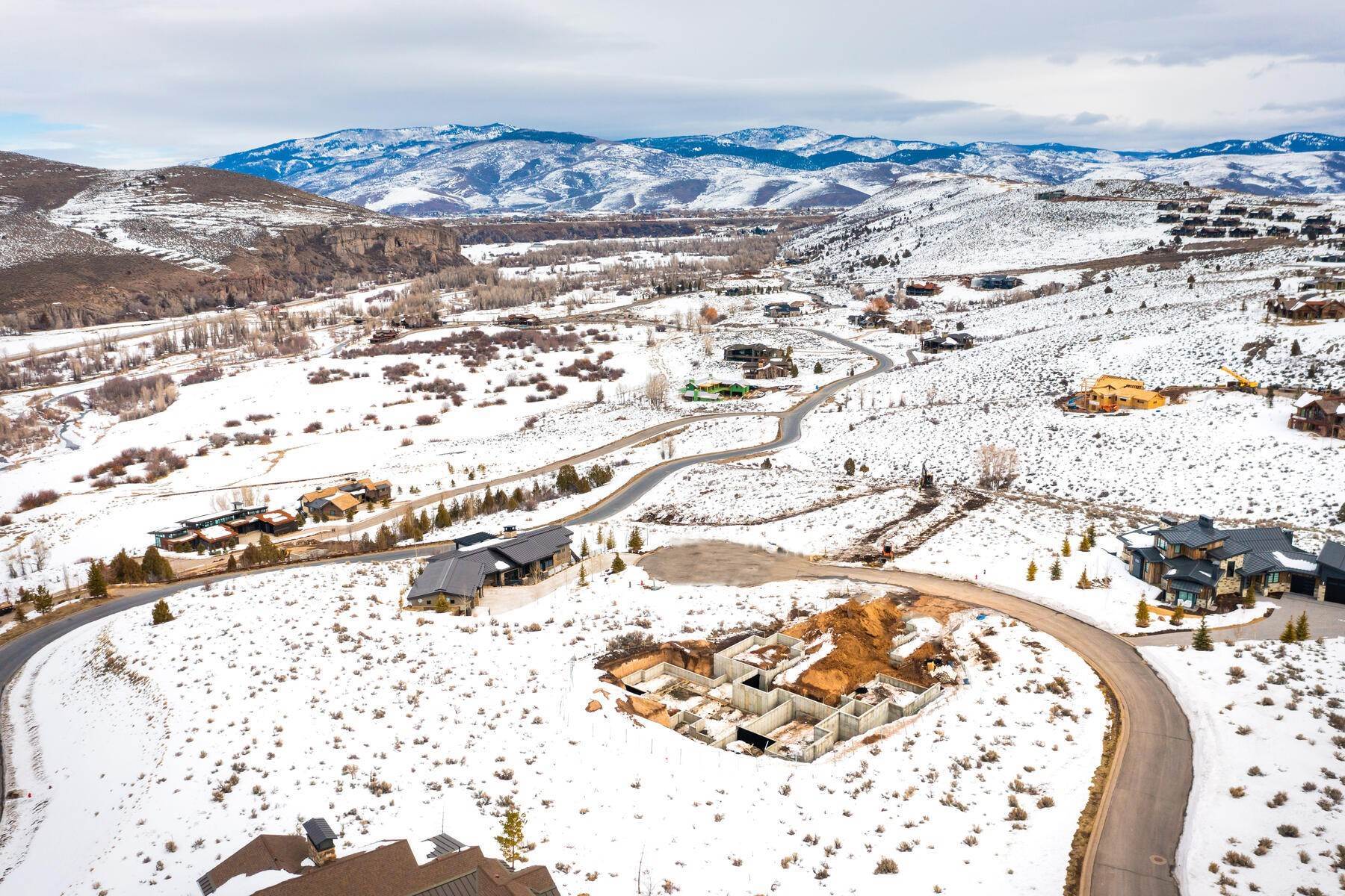 15. Single Family Homes for Sale at Outdoor adventure is at your doorstep with this new construction home! 5925 E Caddis Circle Heber City, Utah 84032 United States