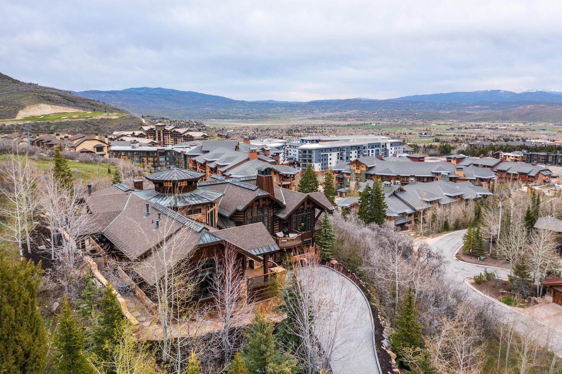 50. Single Family Homes for Sale at Ski In/Ski Out Single-Family Home at Canyons Village, Park City 2338 W Red Pine Rd Park City, Utah 84098 United States