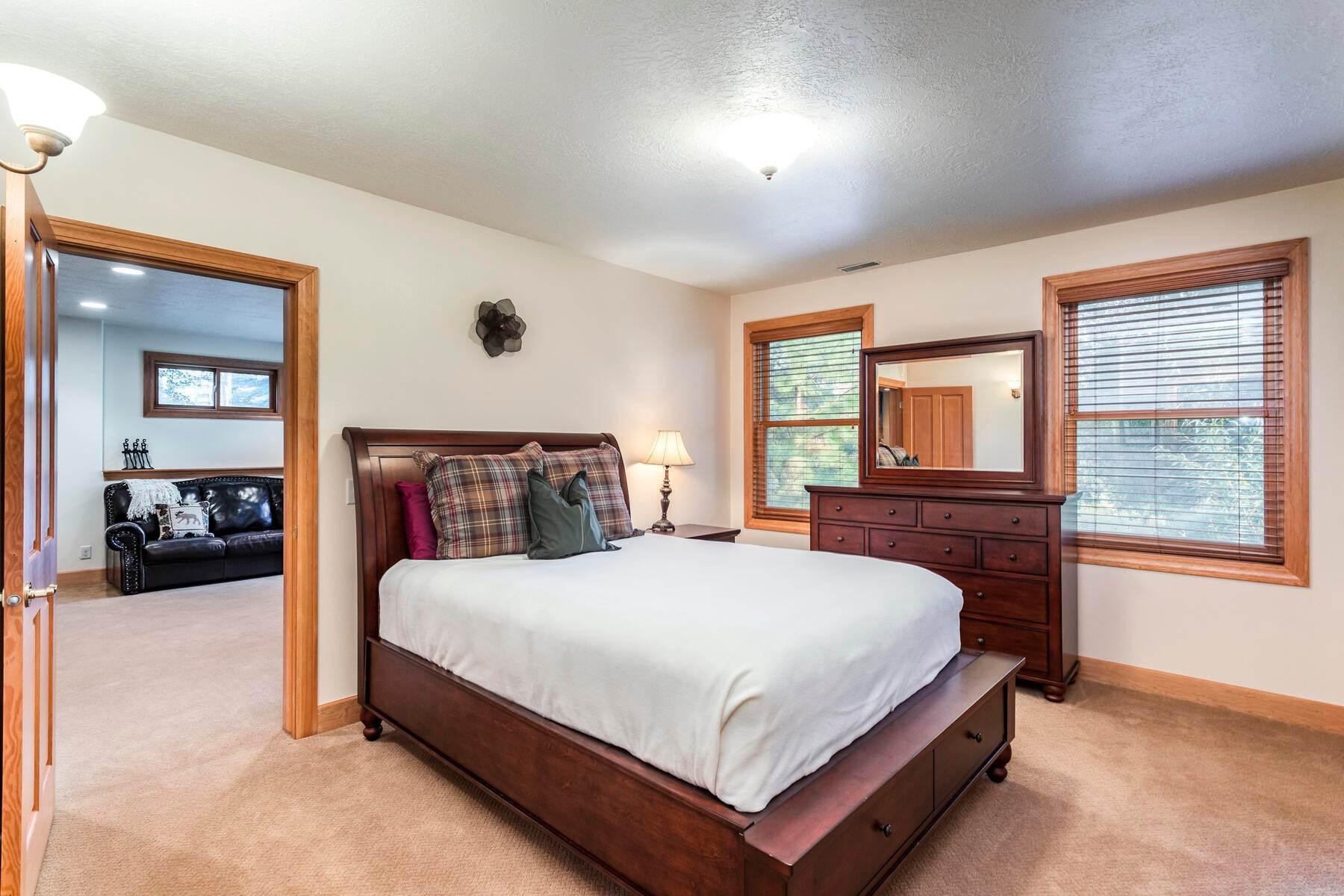27. Single Family Homes for Sale at Spacious home in one of Park City's best neighborhoods on a quiet cul de sac wit 1642 Northshore Ct Park City, Utah 84098 United States