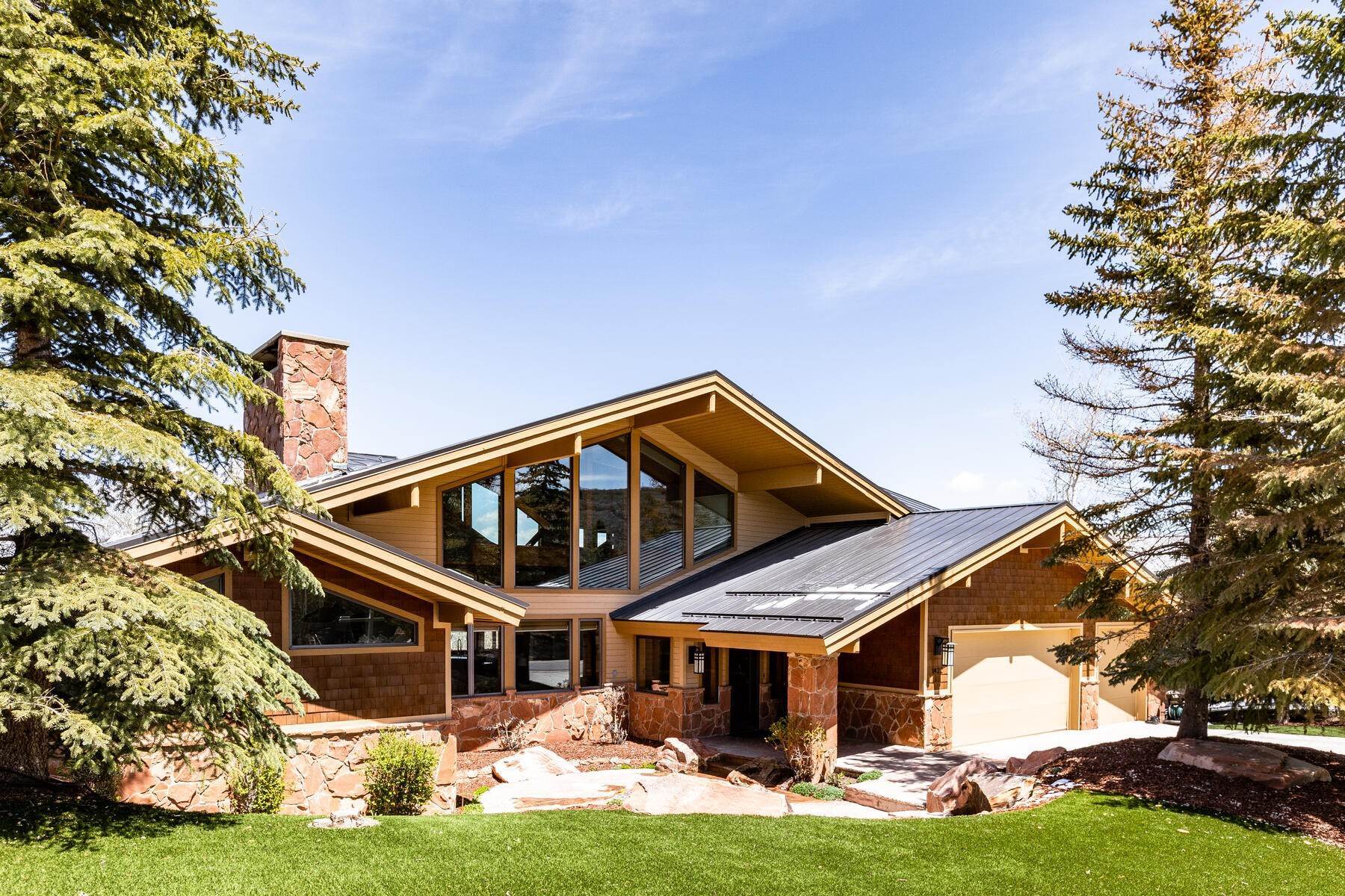 5. Single Family Homes for Sale at Exquisite Custom Home with Panoramic Views 2 minutes from the base of Park City 1422 Aerie Drive Park City, Utah 84060 United States