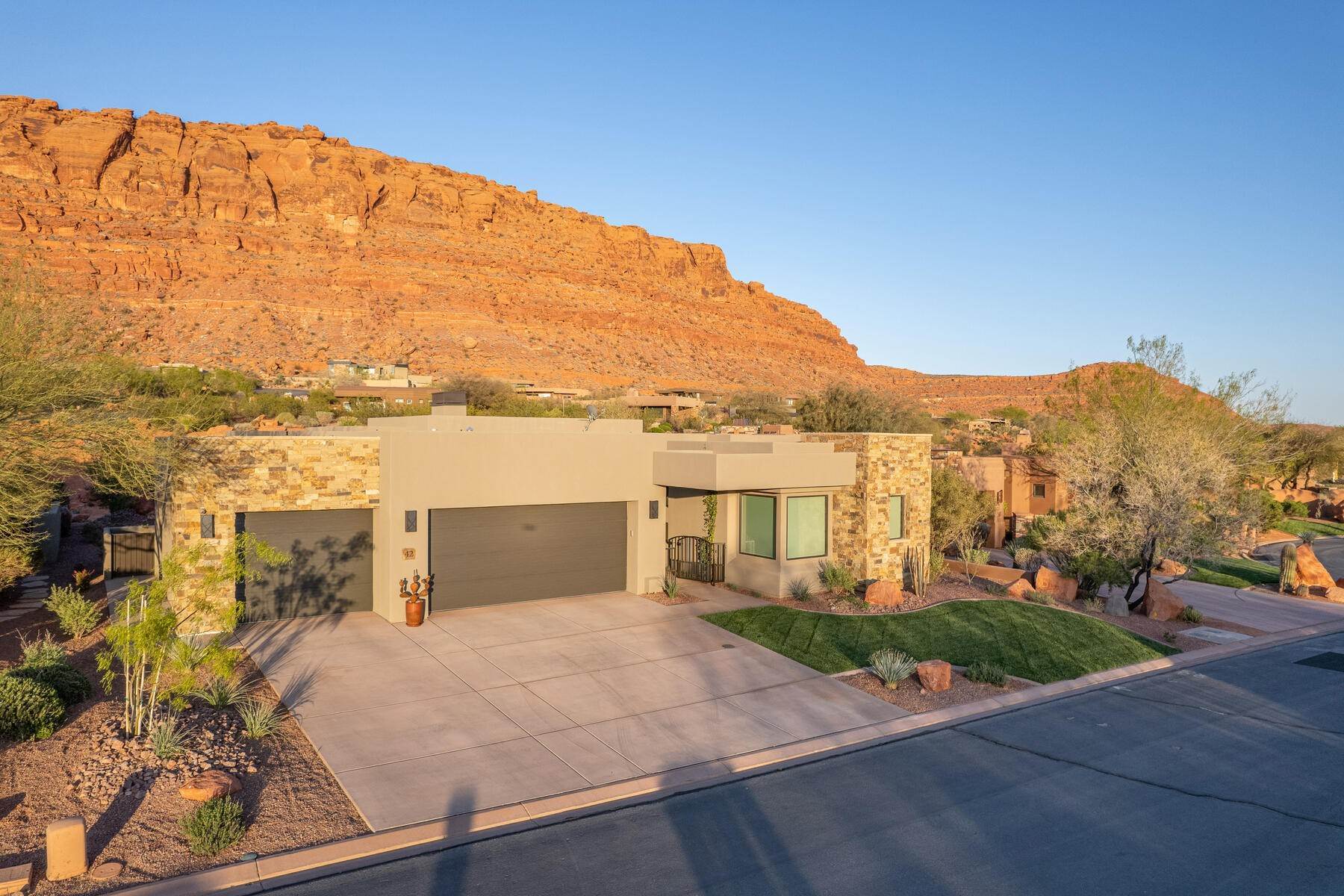 31. Single Family Homes for Sale at Entrada Contemporary Home At It's Best! 2336 W Entrada Trail, #42 St. George, Utah 84770 United States