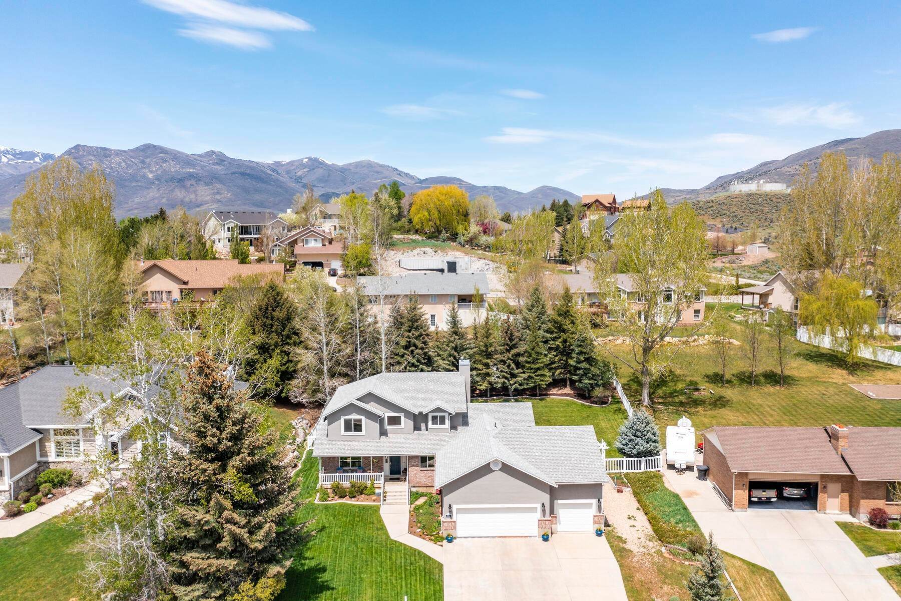 29. Single Family Homes for Sale at Heber Valley Haven Lined with Evergreens and Aspens! 771 E Ridge Dr Heber, Utah 84032 United States