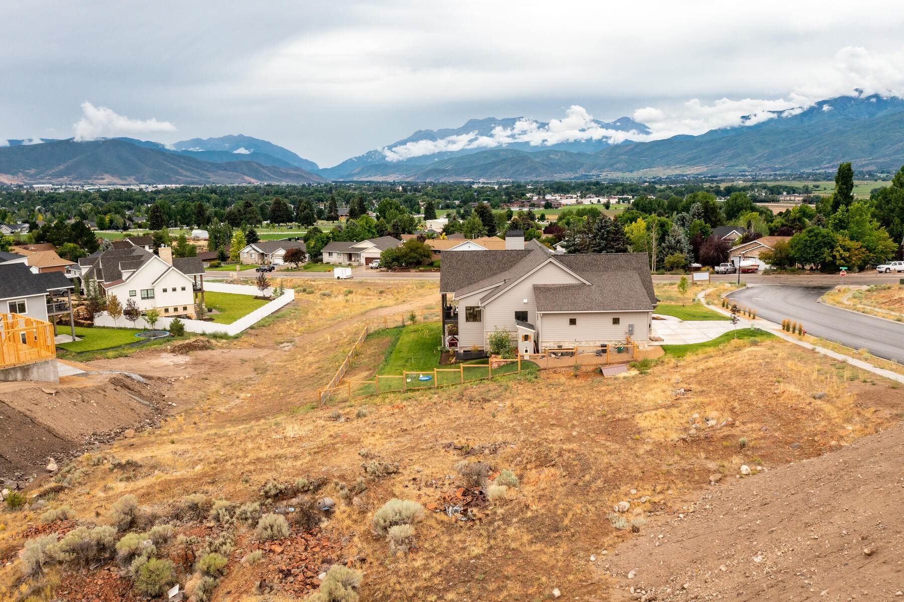 14. Single Family Homes for Sale at Beautiful Mountain Views 1034 E Mill Rd Heber City, Utah 84032 United States