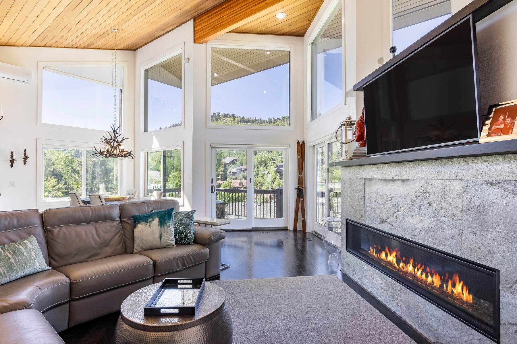 2. Single Family Homes for Sale at Beautifully Renovated 4 Bedroom Park City Home With Ski Run Views 626 Sunnyside Drive Park City, Utah 84060 United States