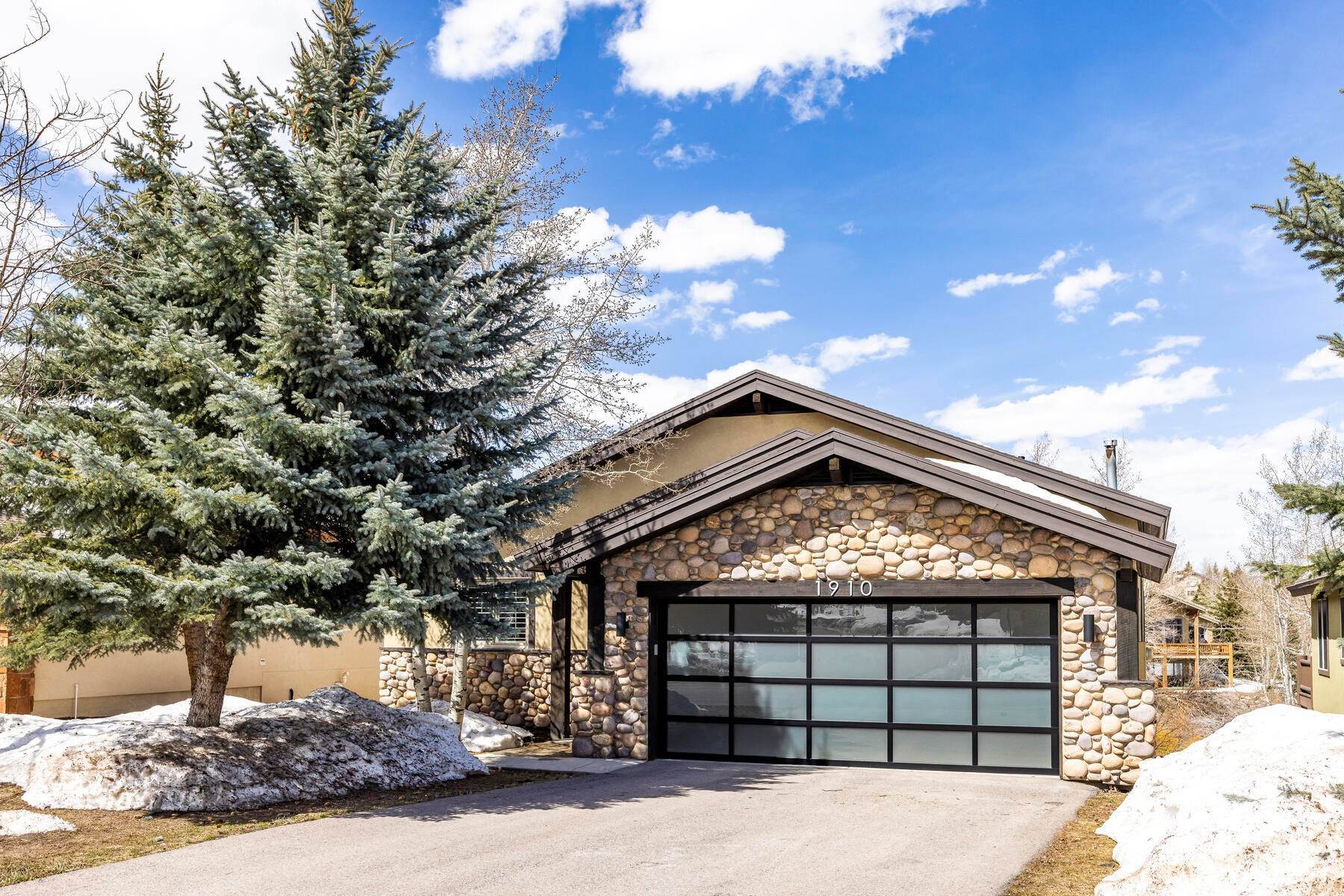 11. Single Family Homes for Sale at Stunning Remodel, Turn Key - Sold Furnished 1910 Sun Peak Drive Park City, Utah 84098 United States