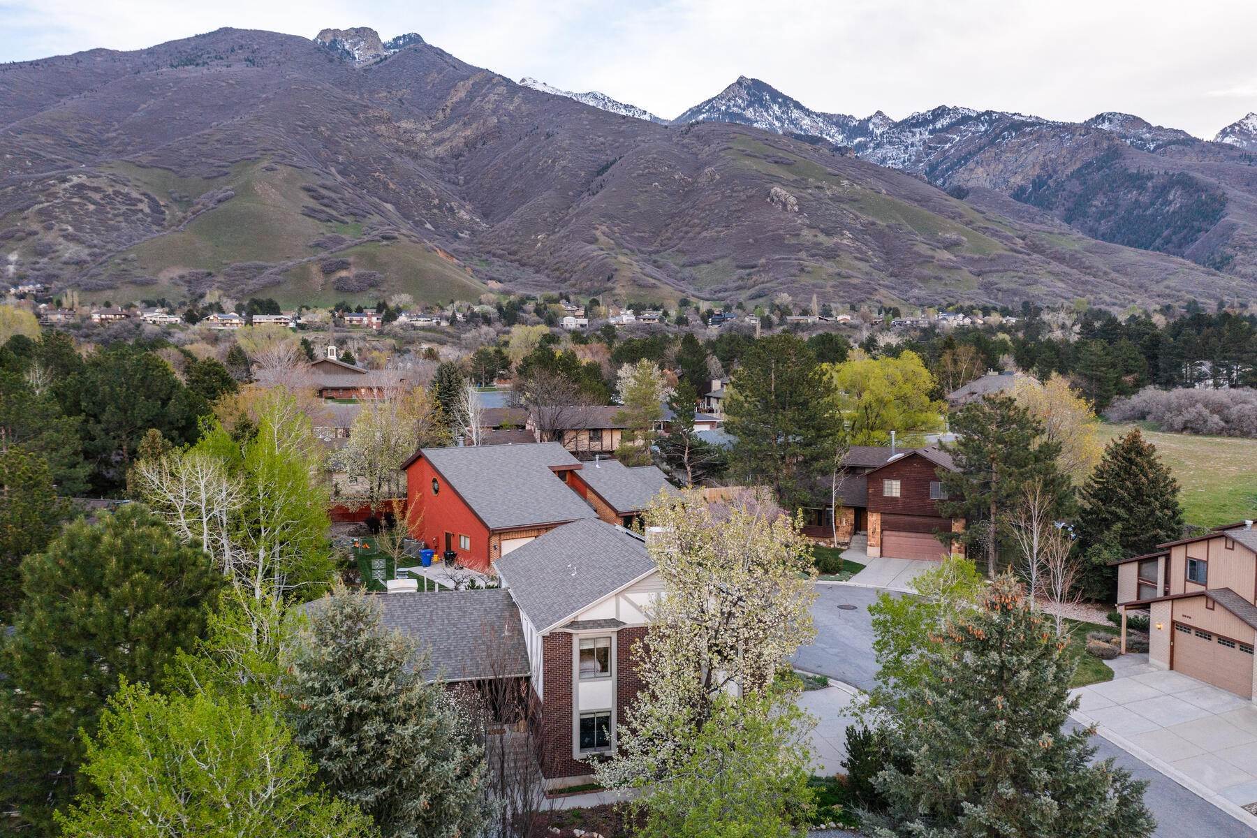 47. Single Family Homes for Sale at Situated on a Quiet, Dead-end Street in an Established, East Bench Neighborhood 3275 E Danish Hills Circle Cottonwood Heights, Utah 84121 United States
