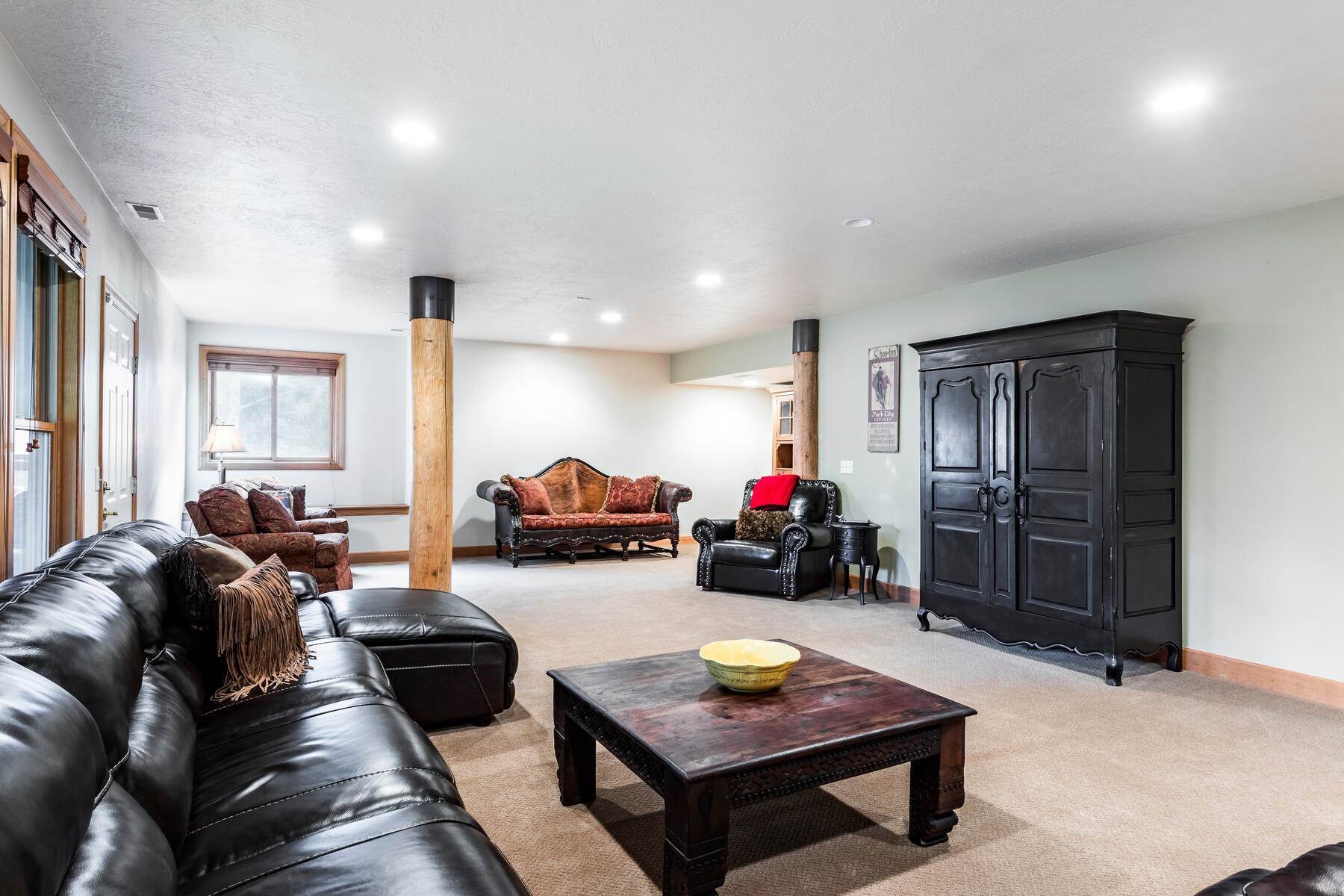 25. Single Family Homes for Sale at Spacious home in one of Park City's best neighborhoods on a quiet cul de sac wit 1642 Northshore Ct Park City, Utah 84098 United States