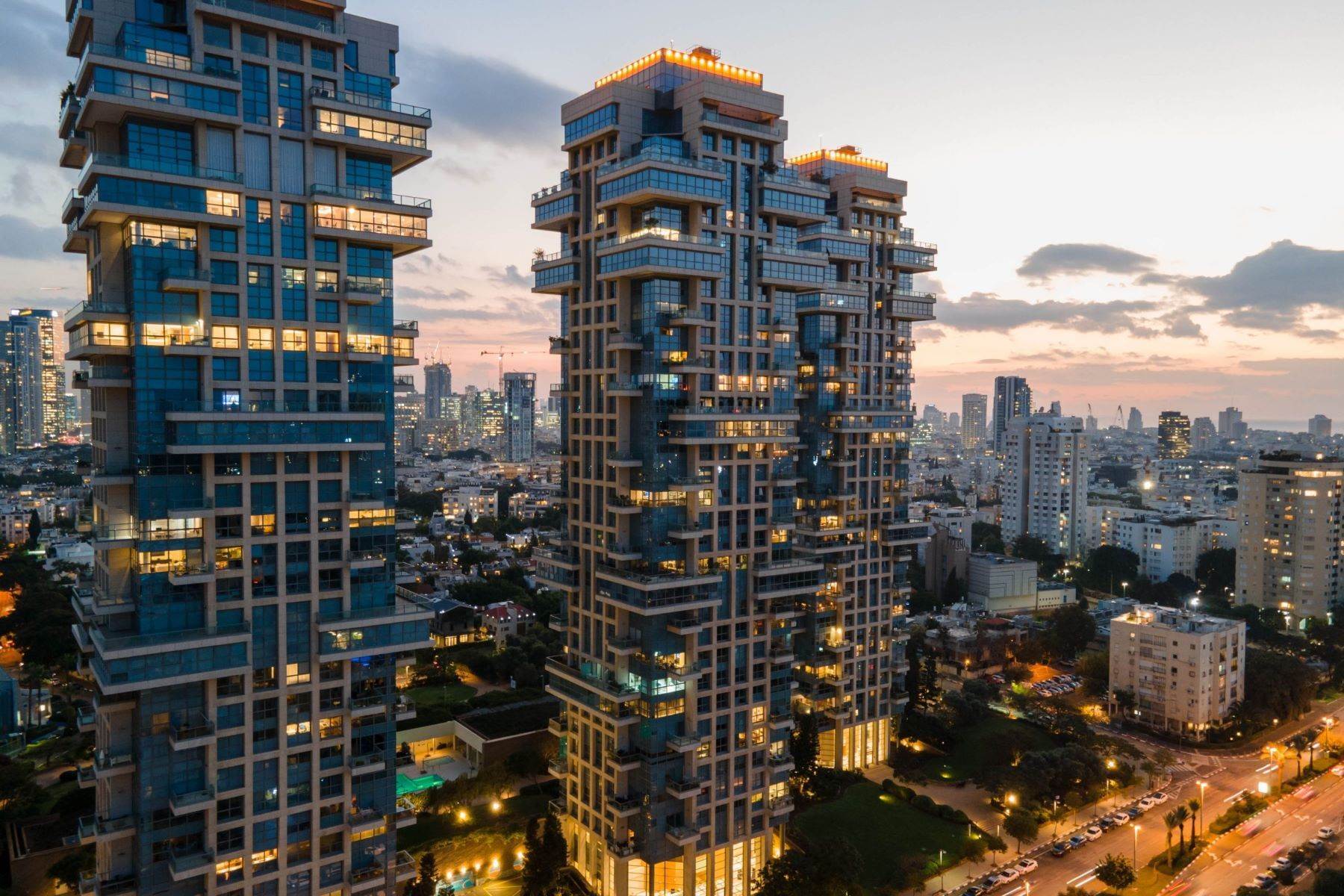 17. Apartments for Sale at Luxury Apartment with Terraces in Akirov Tower in Tel Aviv Tel Aviv, Israel Israel