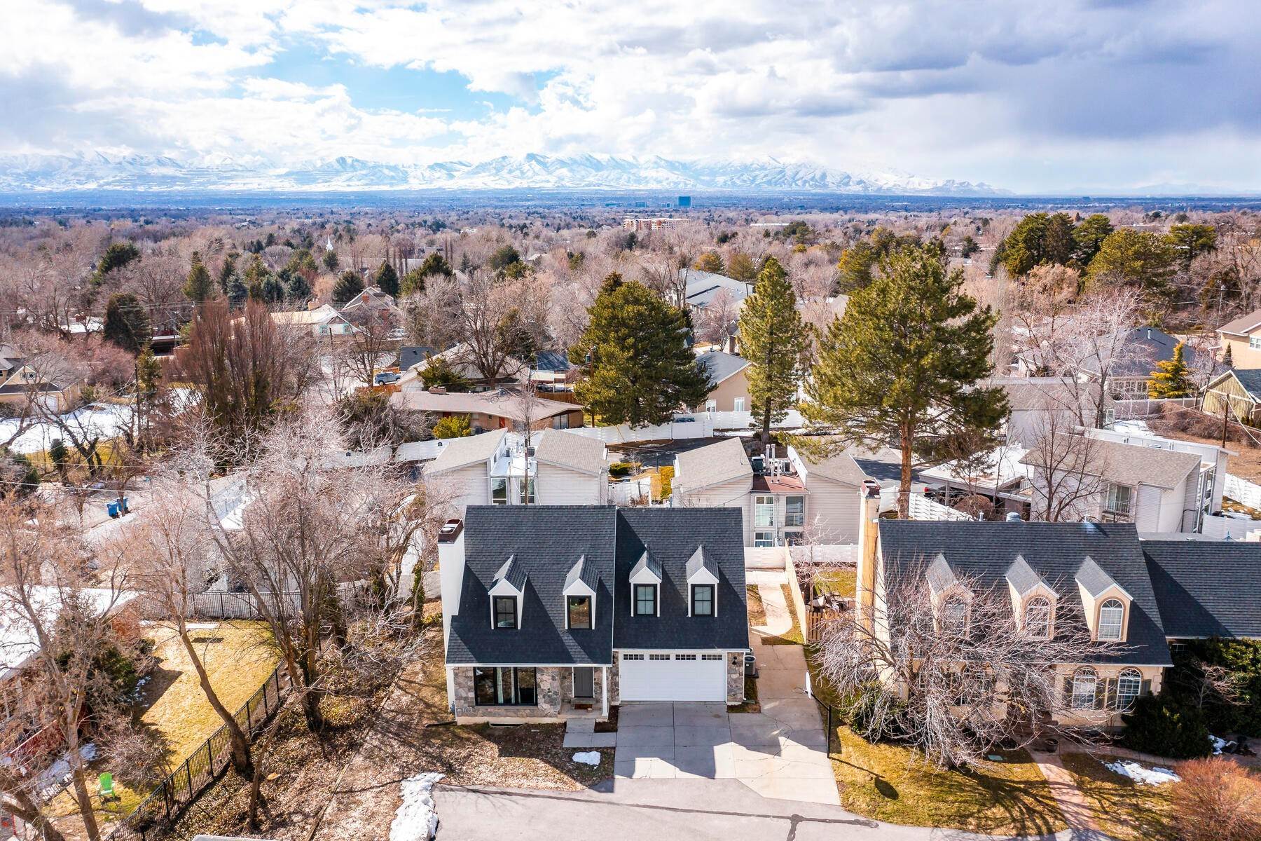 45. Single Family Homes for Sale at Holladay Two-Story On A Private Lane 2580 E Valley View Avenue Holladay, Utah 84117 United States