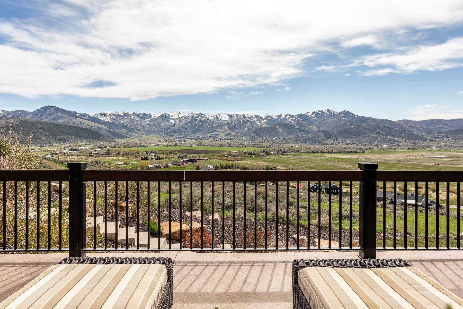 48. Single Family Homes for Sale at Striking Mountain Ranch Home With Extraordinary Views 5880 Mountain Ranch Dr Park City, Utah 84098 United States