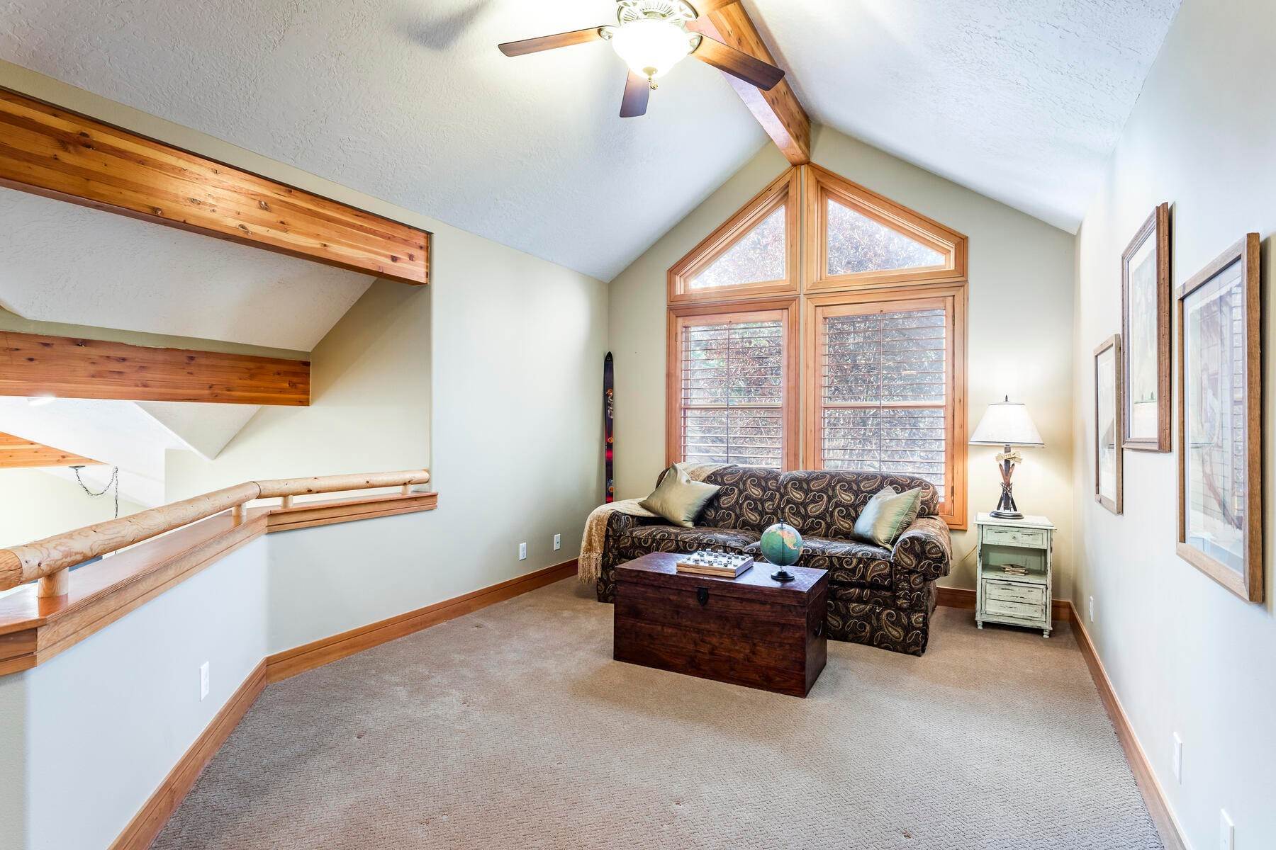 31. Single Family Homes for Sale at Spacious home in one of Park City's best neighborhoods on a quiet cul de sac wit 1642 Northshore Ct Park City, Utah 84098 United States
