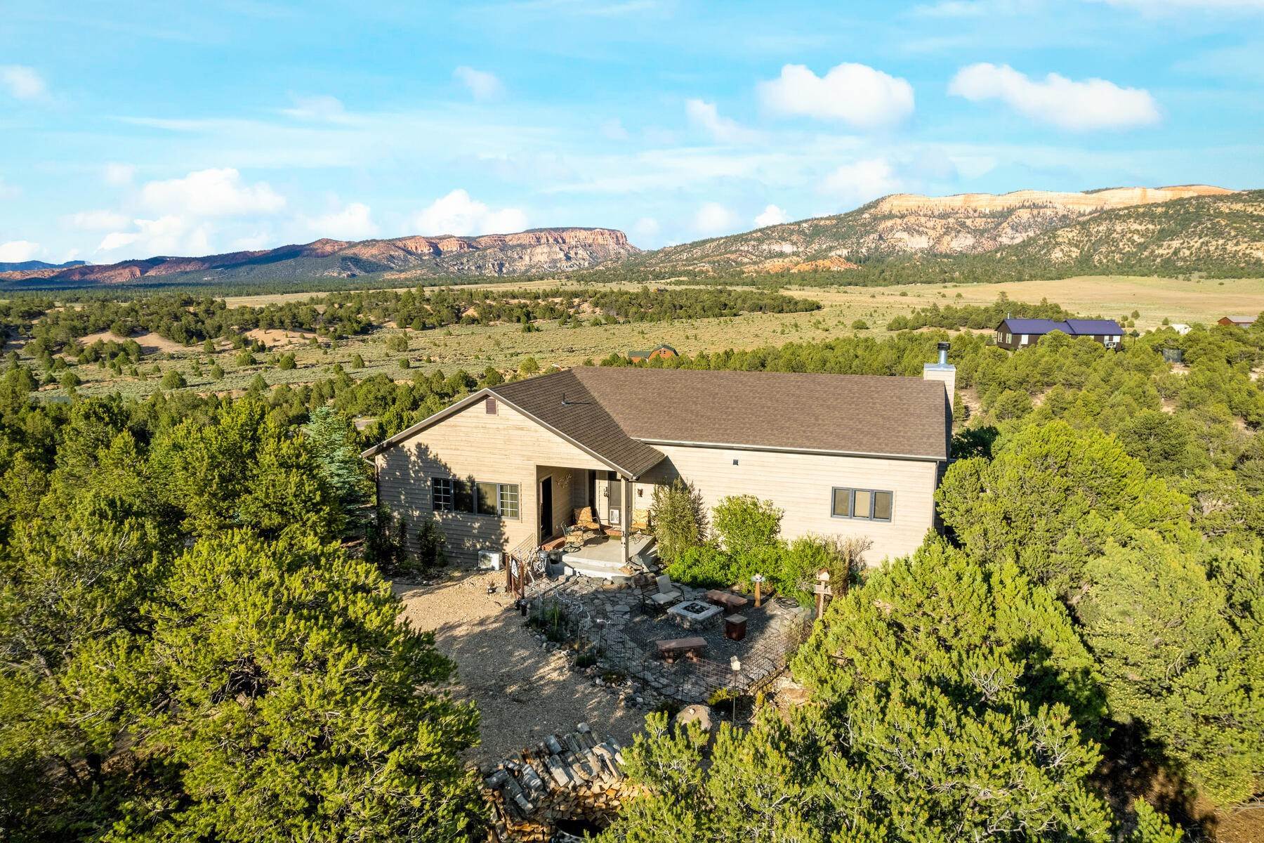 6. Single Family Homes for Sale at Extraordinary 360 Degree Views Of The Paunsaugunt Plateau & Bryce Canyon 2440 East Sunset Circle Hatch, Utah 84735 United States