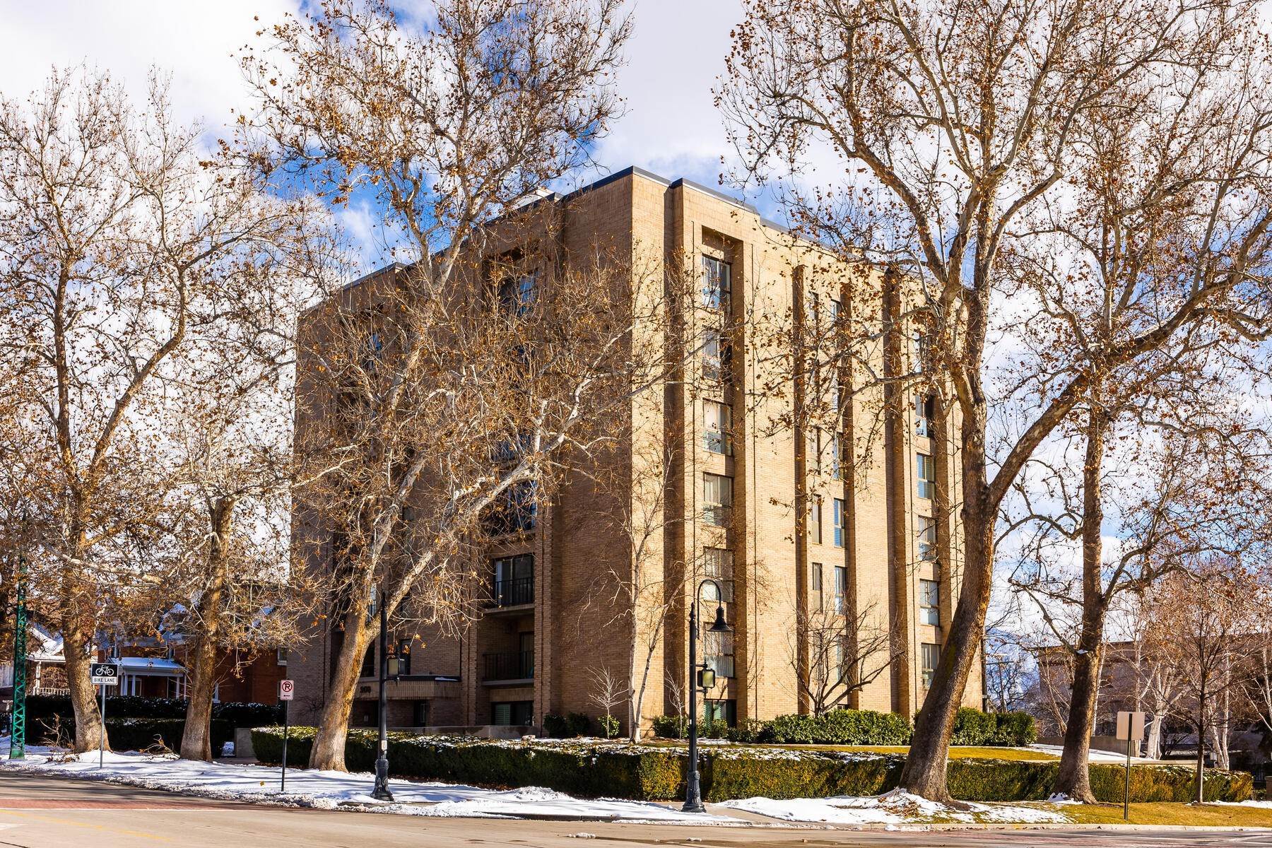 Condominiums for Sale at Beautifully Renovated Downtown-Living Condo 908 East South Temple St, #2E Salt Lake City, Utah 84102 United States