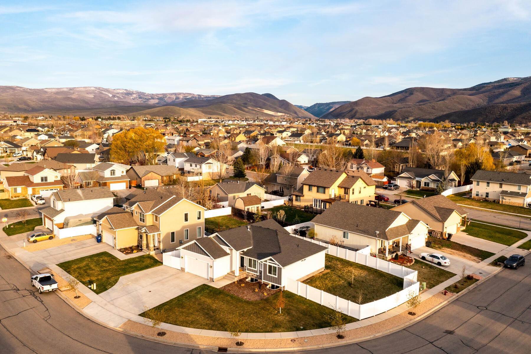 36. Single Family Homes for Sale at Home is a Sanctuary From the World, and This is the Perfect Place to Rejuvenate 166 E 1985 S Heber City, Utah 84032 United States