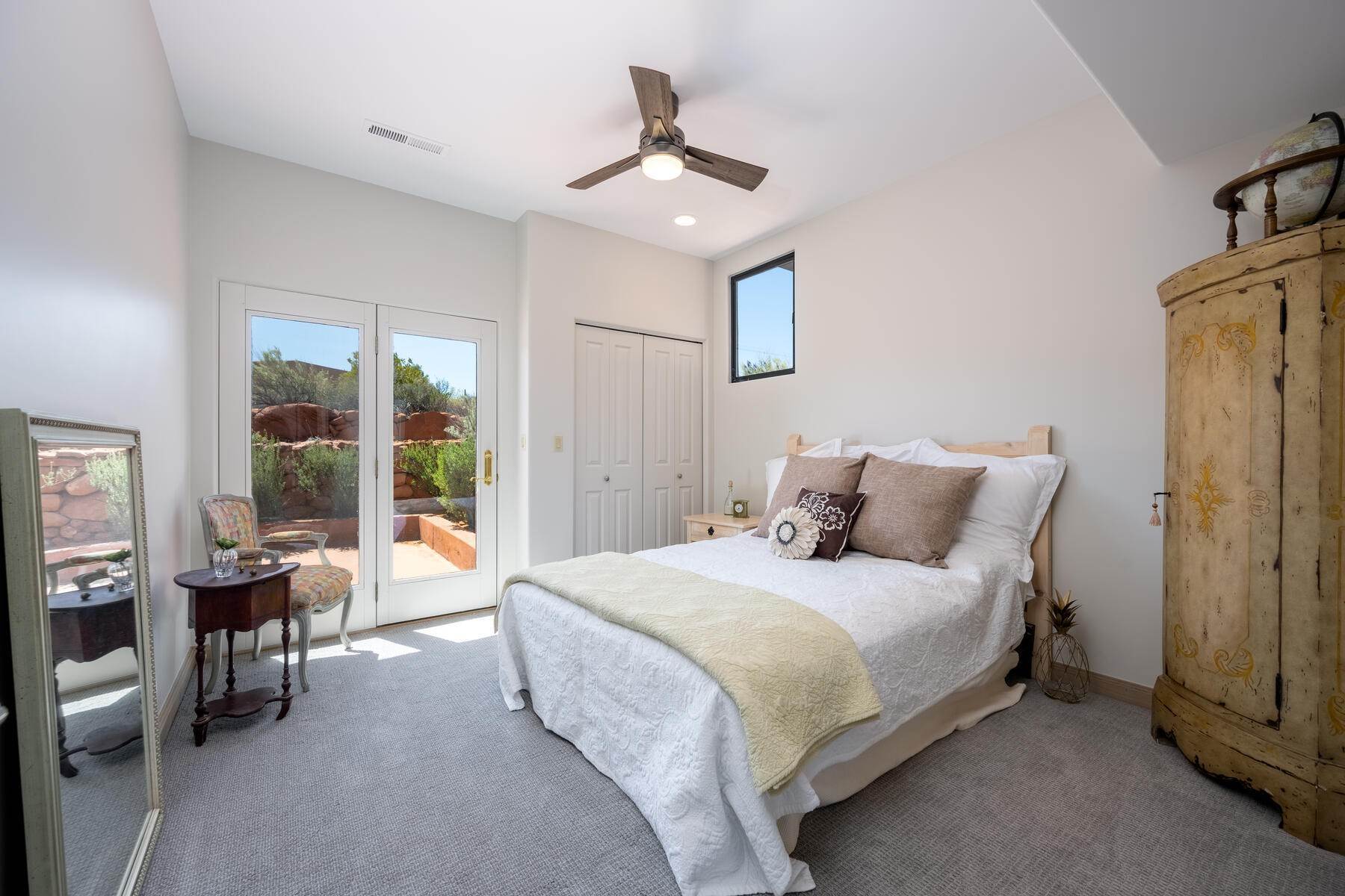 28. Single Family Homes for Sale at Southern Utah Lifestyle...Connect The Inside With The Outside 1593 N Kayenta Drive Ivins, Utah 84738 United States