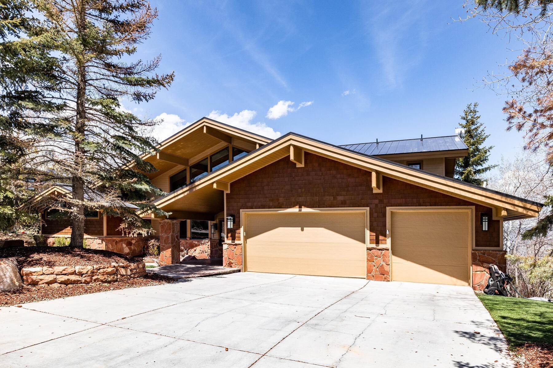 45. Single Family Homes for Sale at Exquisite Custom Home with Panoramic Views 2 minutes from the base of Park City 1422 Aerie Drive Park City, Utah 84060 United States