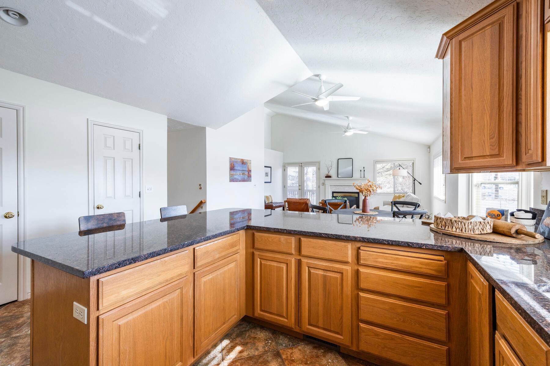 13. Single Family Homes for Sale at Fabulous Main Level Living Custom Built Home 4773 S Coopers Hawk Bay Salt Lake City, Utah 84117 United States