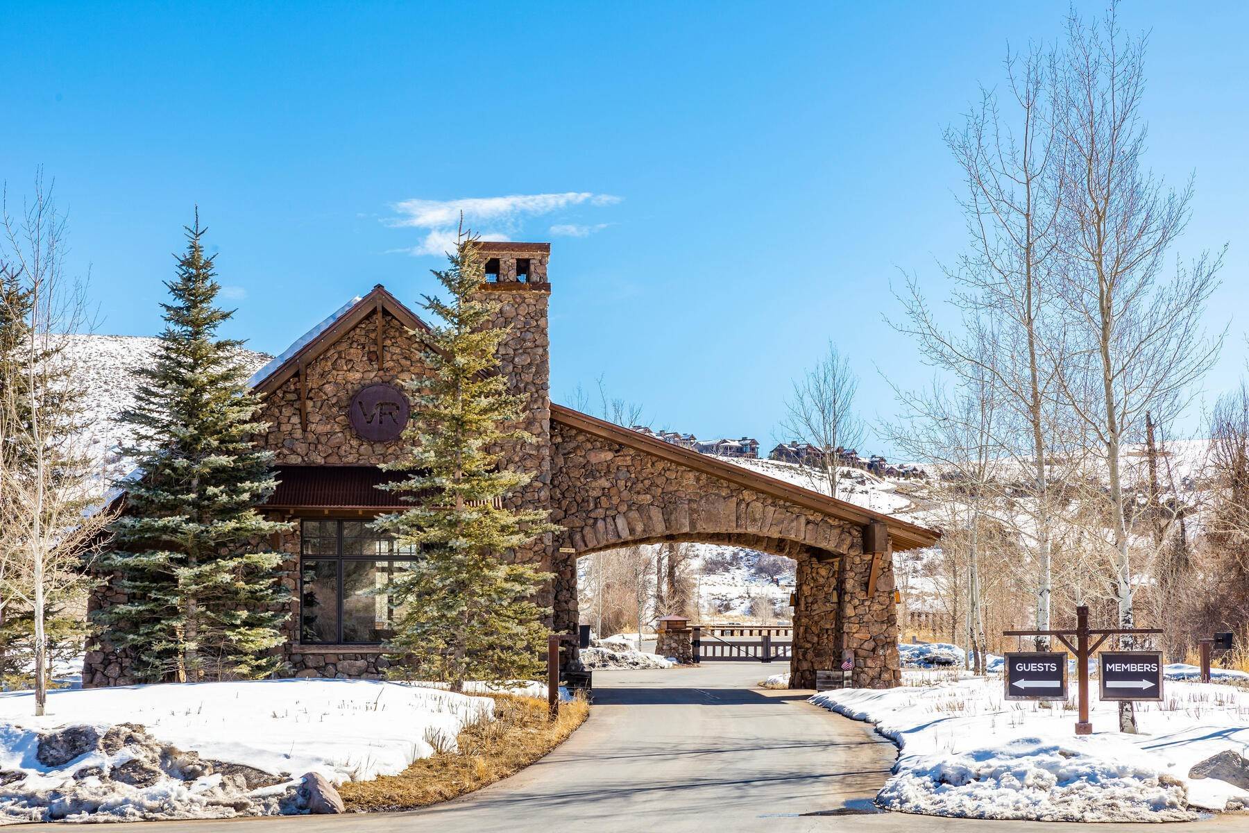22. Single Family Homes for Sale at Outdoor adventure is at your doorstep with this new construction home! 5925 E Caddis Circle Heber City, Utah 84032 United States