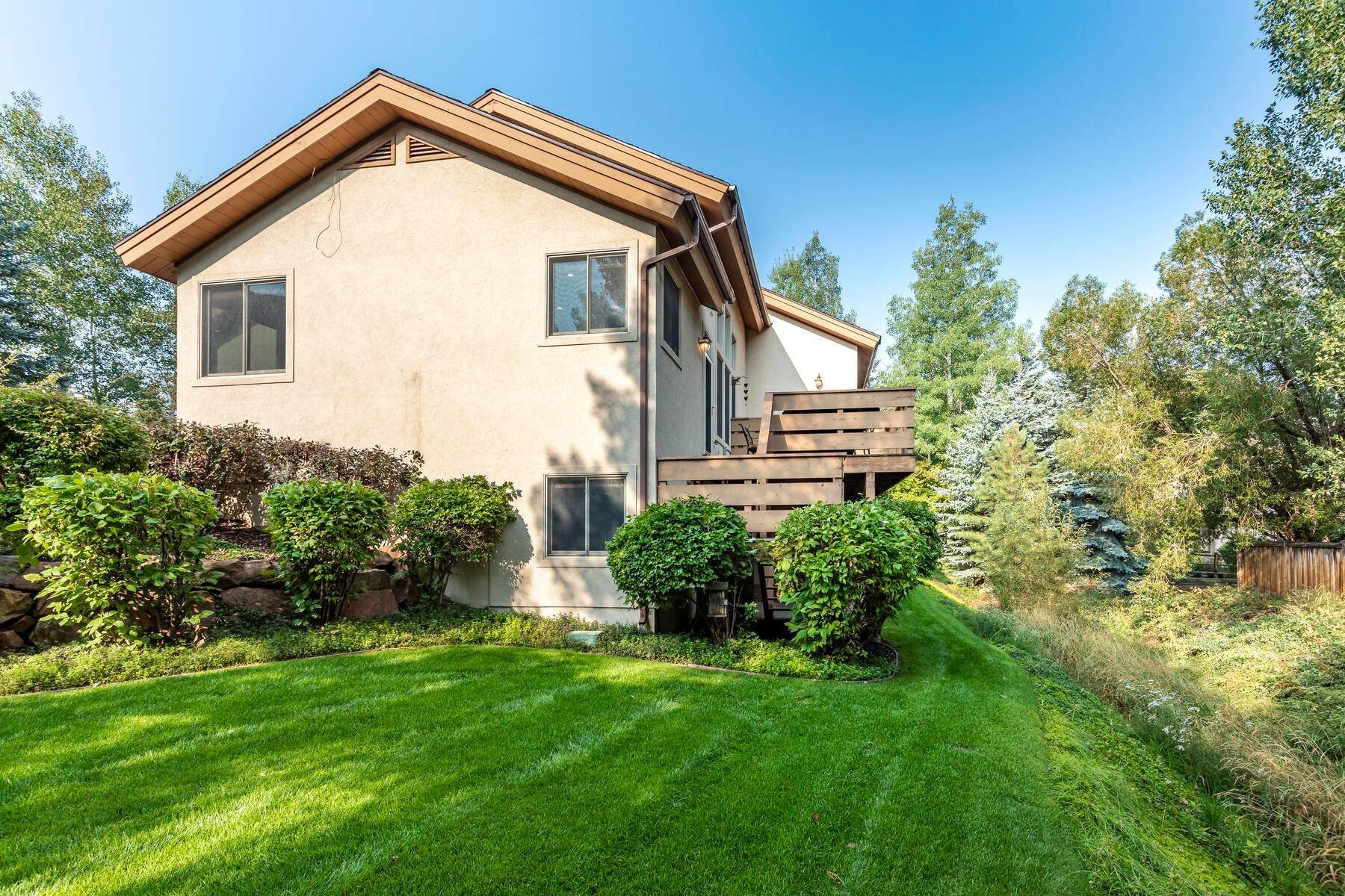44. Single Family Homes for Sale at Spacious home in one of Park City's best neighborhoods on a quiet cul de sac wit 1642 Northshore Ct Park City, Utah 84098 United States