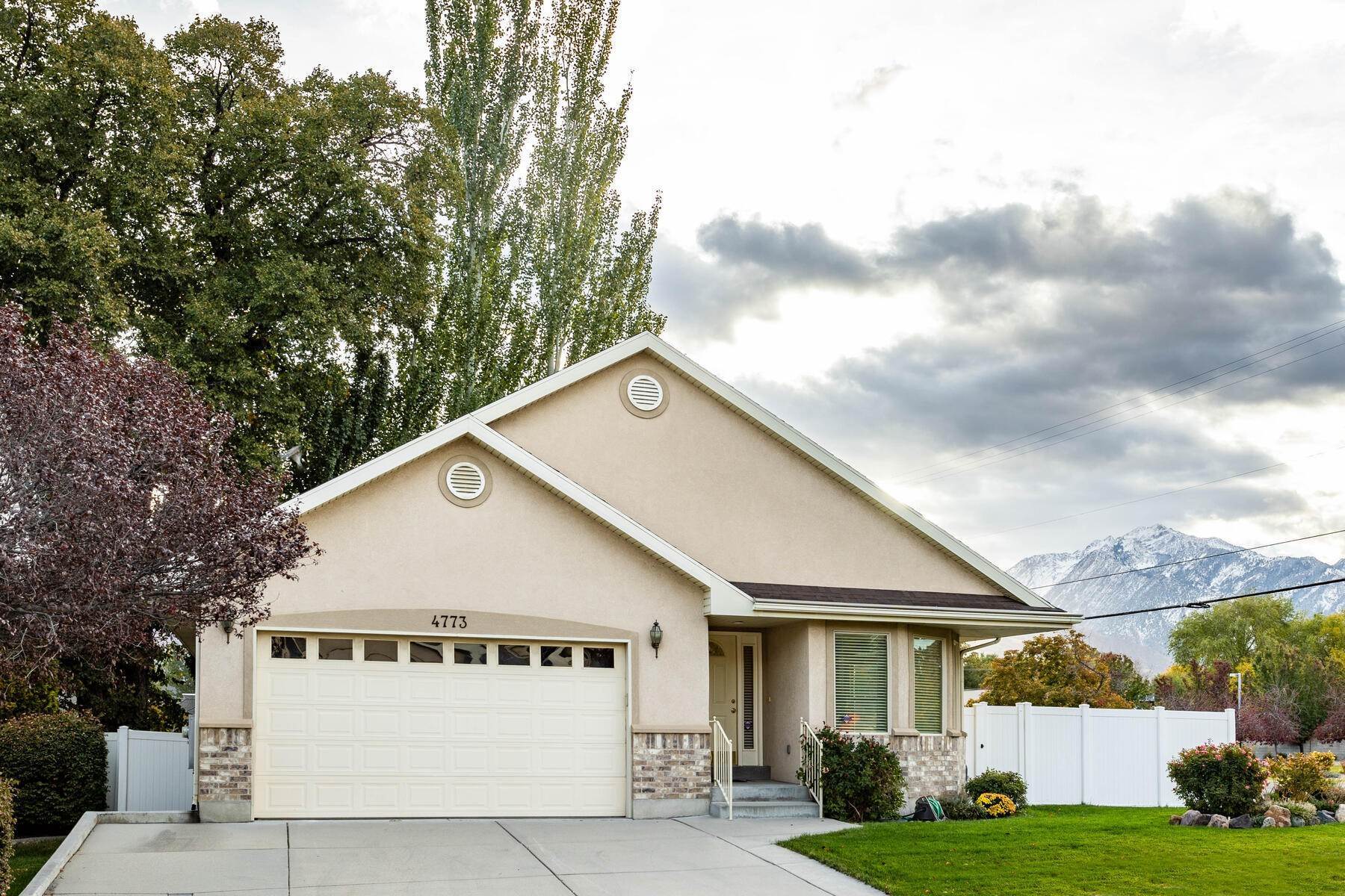 Single Family Homes for Sale at Fabulous Main Level Living Custom Built Home 4773 S Coopers Hawk Bay Salt Lake City, Utah 84117 United States