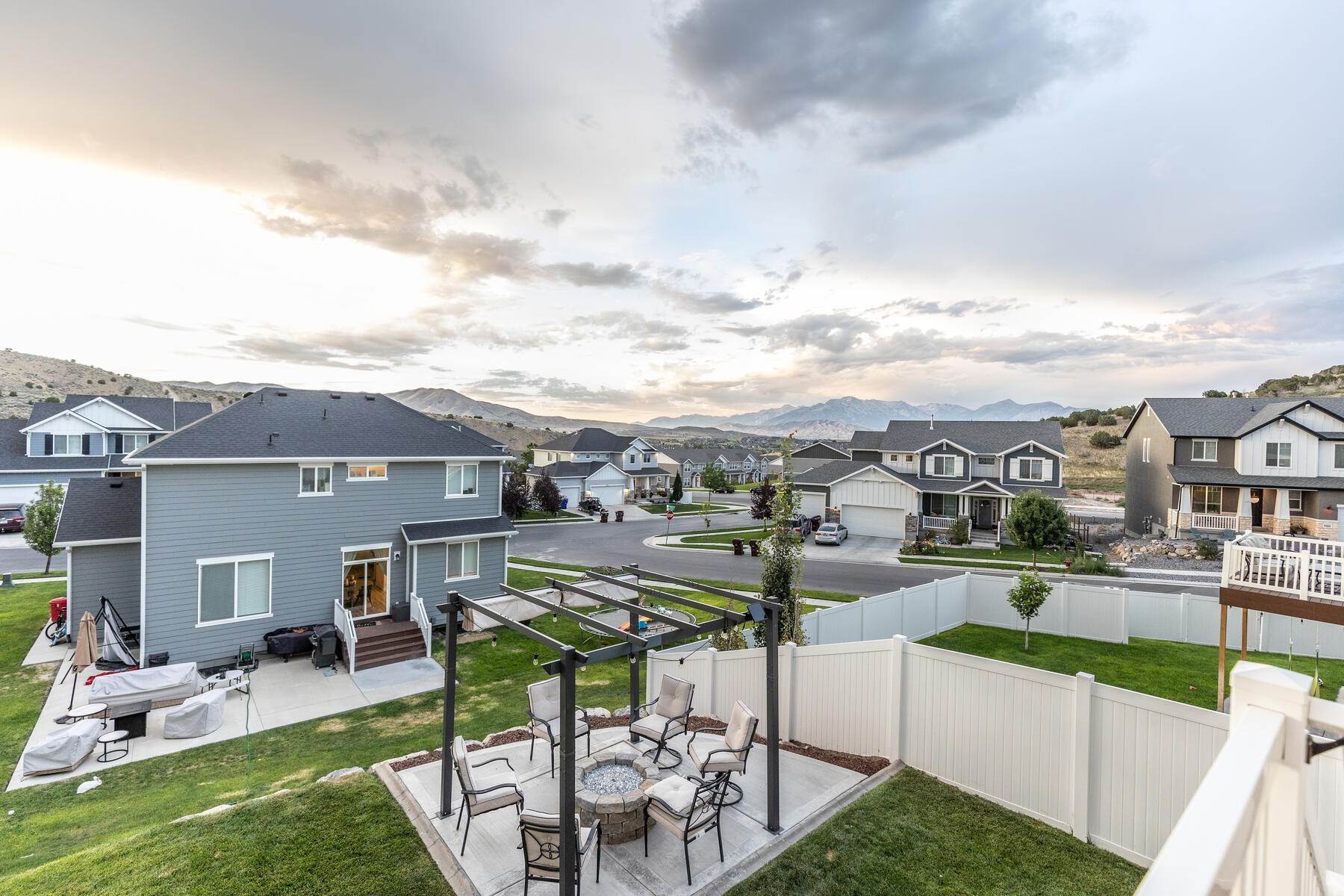 34. Single Family Homes for Sale at Like New, Fully Finished Home in Quiet Eagle Mountain Neighborhood 2693 Gambel Oaks Drive Eagle Mountain, Utah 84005 United States