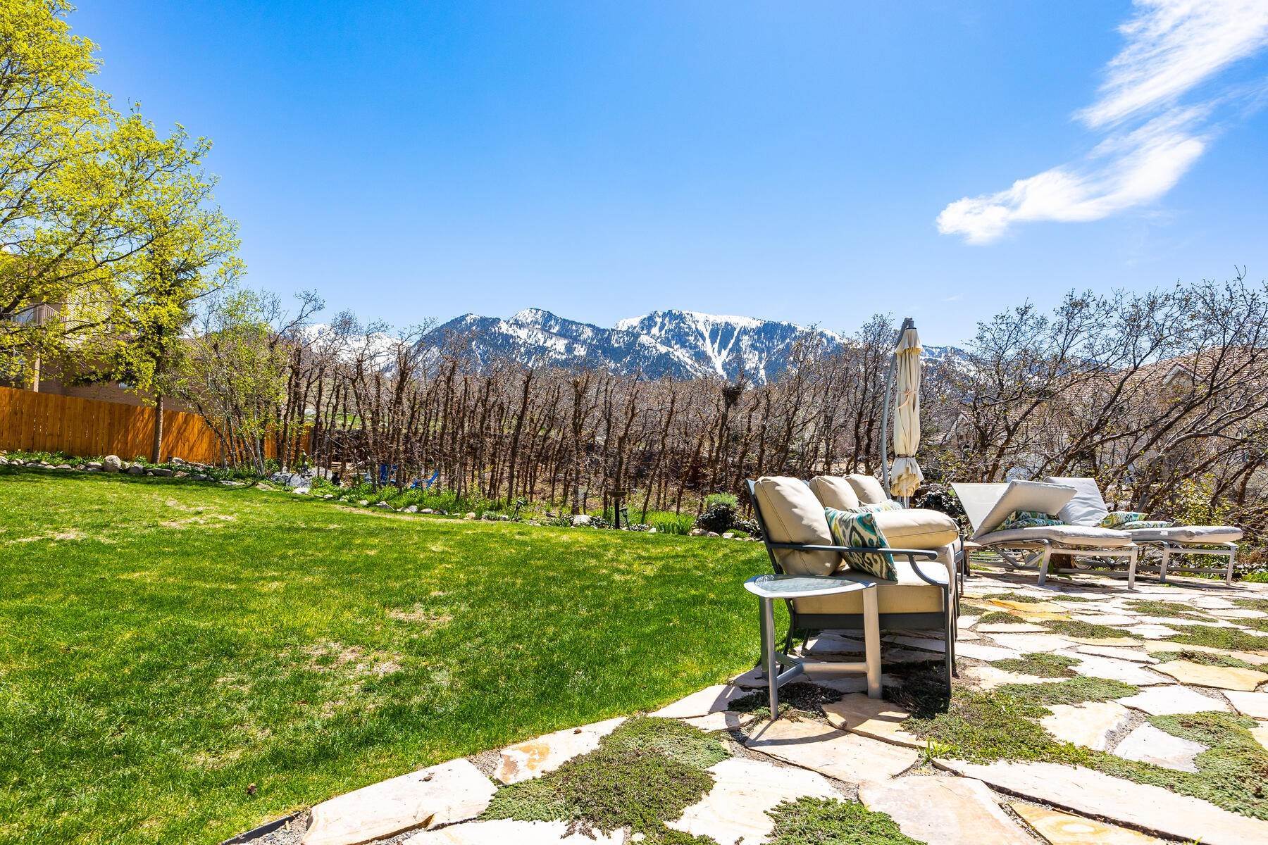 34. Single Family Homes for Sale at Immaculate 2-Story Home Nestled in a Quiet Cul-de-sac 3272 Bell Oaks Cir Sandy, Utah 84092 United States
