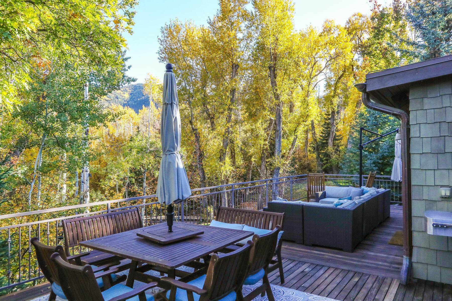 11. Single Family Homes for Sale at The perfect Family Compound Combining Tranquility and Convenience 1892 W White Pine Canyon Road Park City, Utah 84098 United States