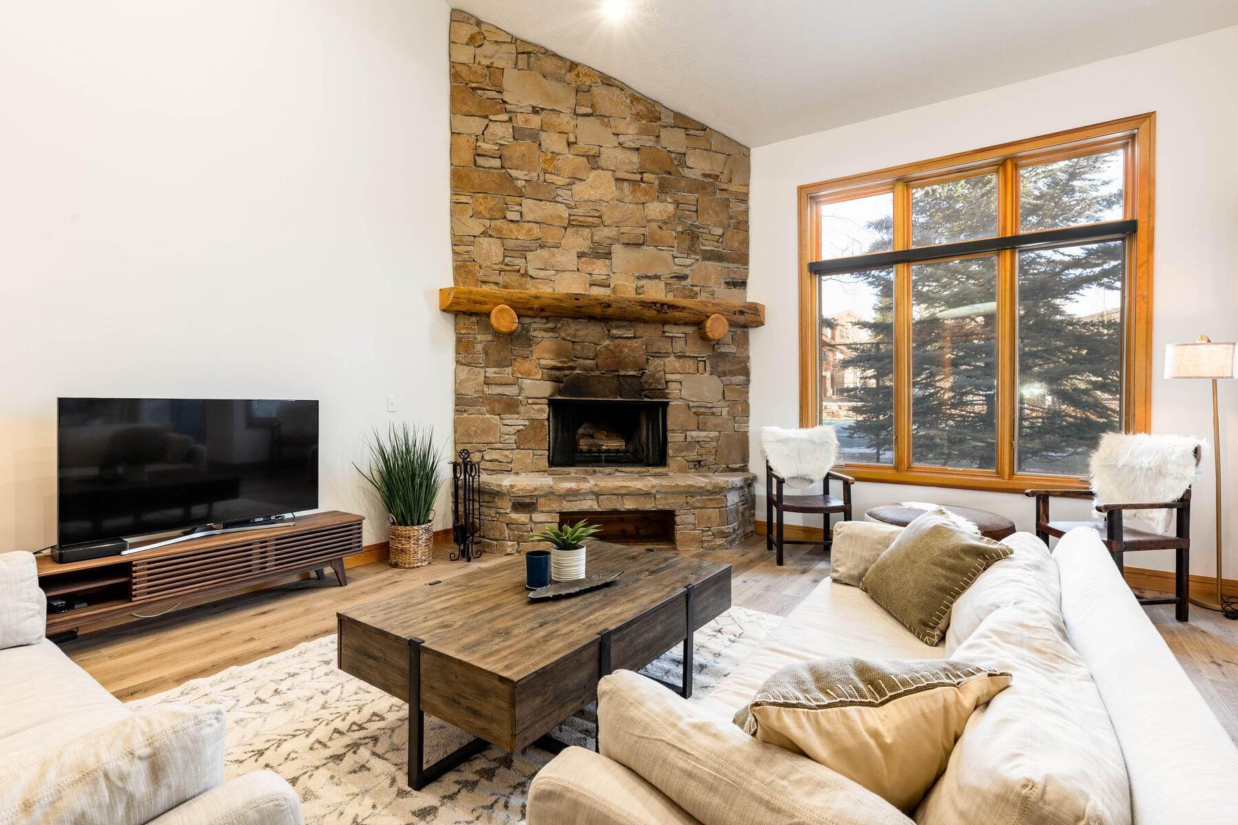 15. Townhouse for Sale at Timelessly Updated Townhome in the Heart of Park City 2718 Gallivan Loop Park City, Utah 84060 United States