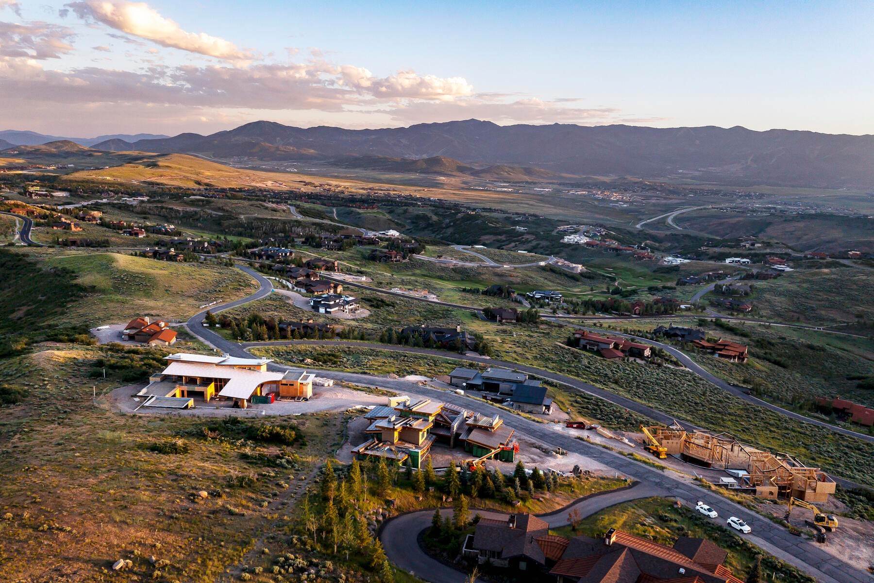 23. Single Family Homes for Sale at Custom Promontory Home with Panoramic Ski Area Views. Full Membership Available 9334 Promontory Summit Dr Park City, Utah 84098 United States