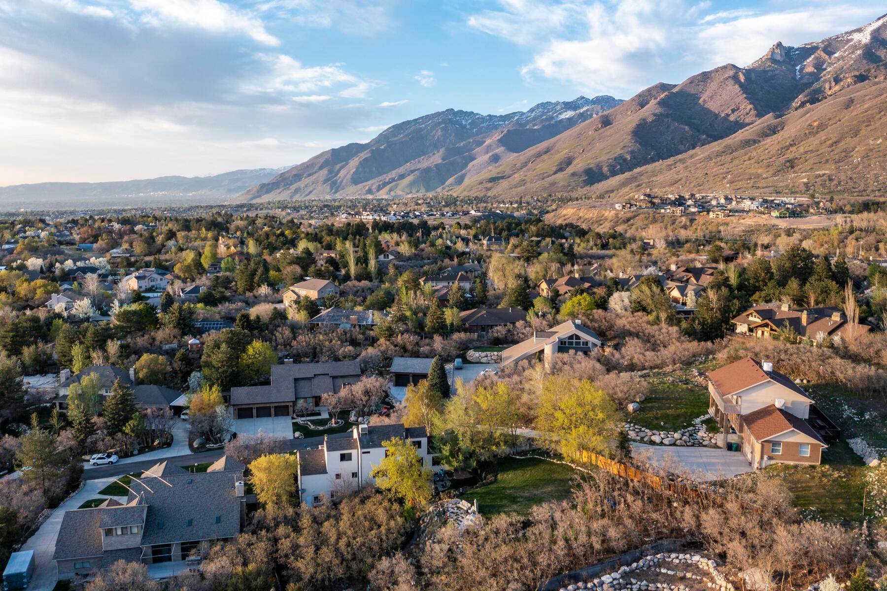 46. Single Family Homes for Sale at Immaculate 2-Story Home Nestled in a Quiet Cul-de-sac 3272 Bell Oaks Cir Sandy, Utah 84092 United States