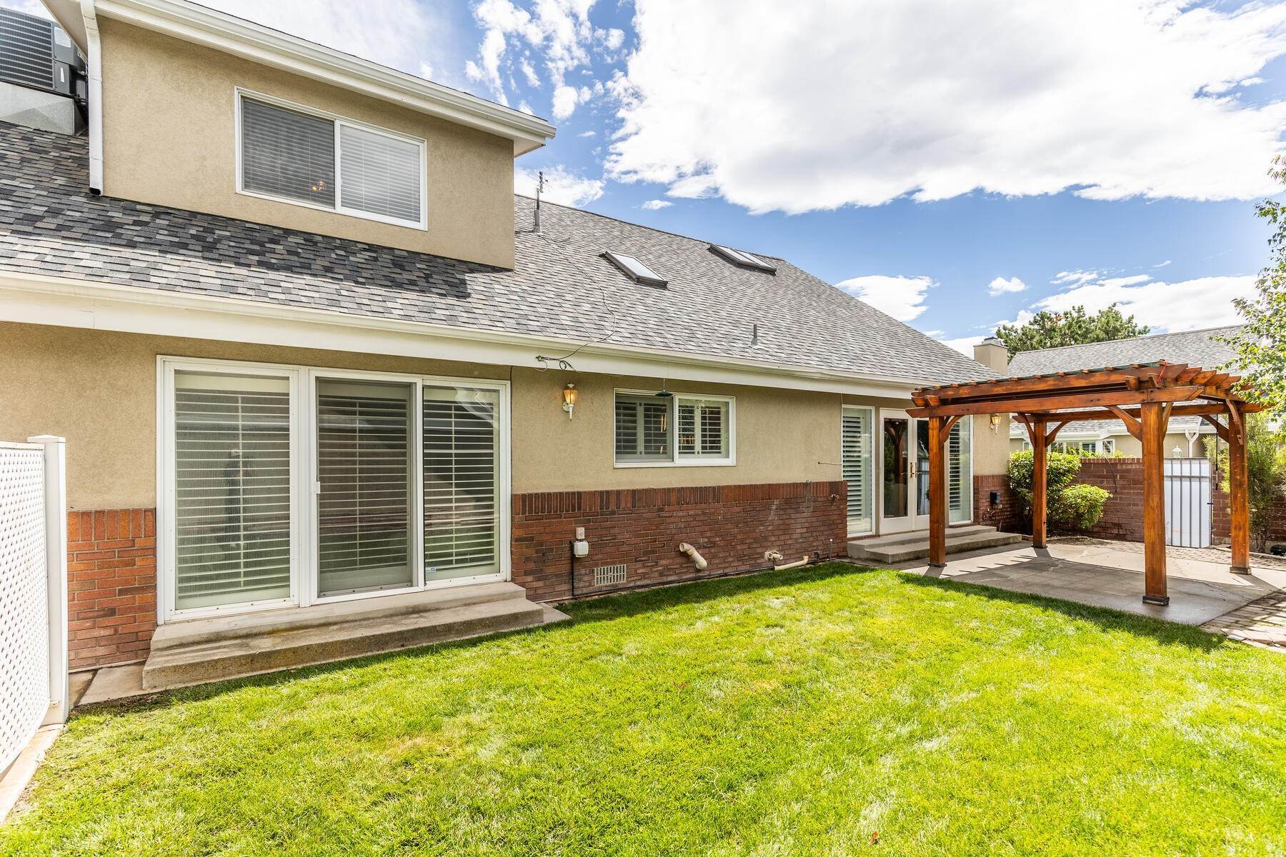 23. Single Family Homes for Sale at Single Level Living in Gated Community 2075 E Sierra View Cir Salt Lake City, Utah 84109 United States