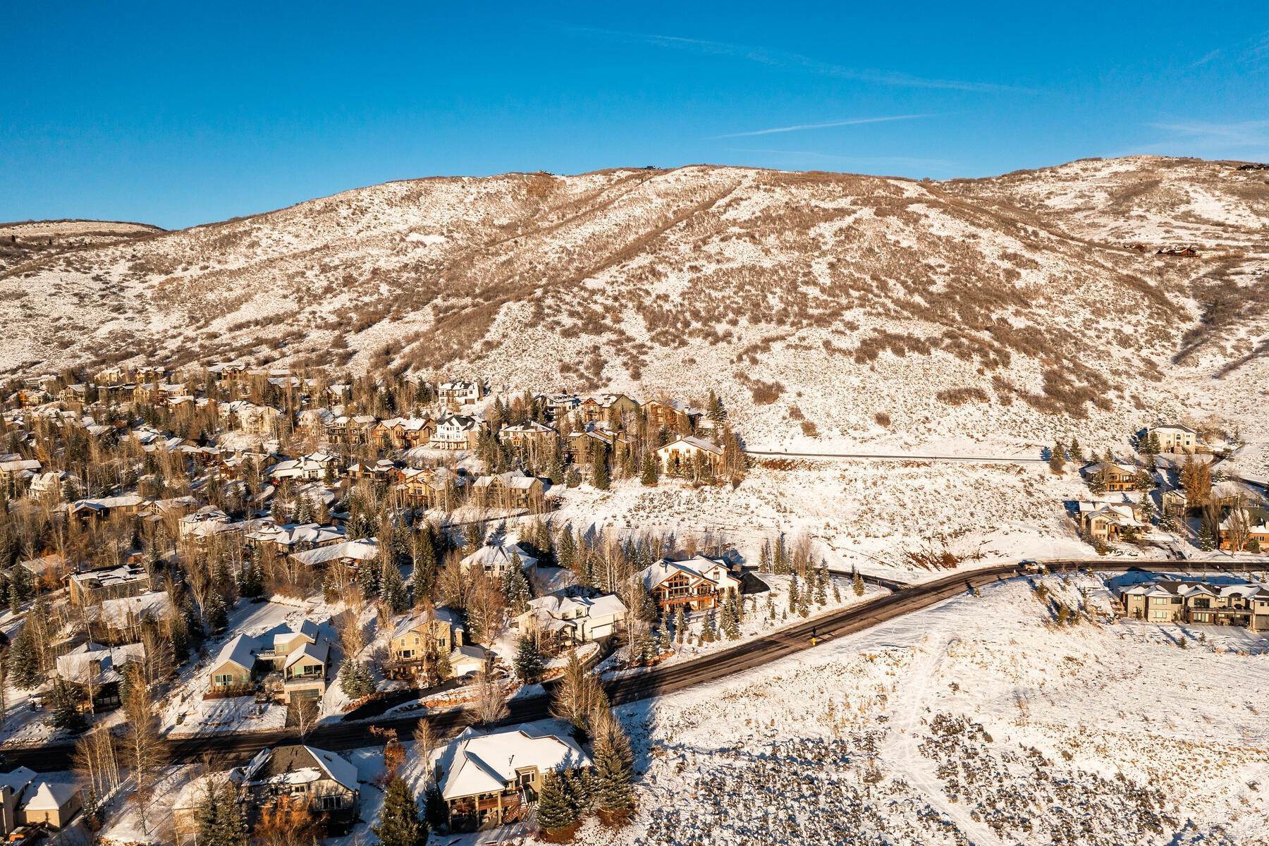 46. Single Family Homes for Sale at Custom Built home with magnificent mountain views! 8869 Daybreaker Drive Park City, Utah 84098 United States