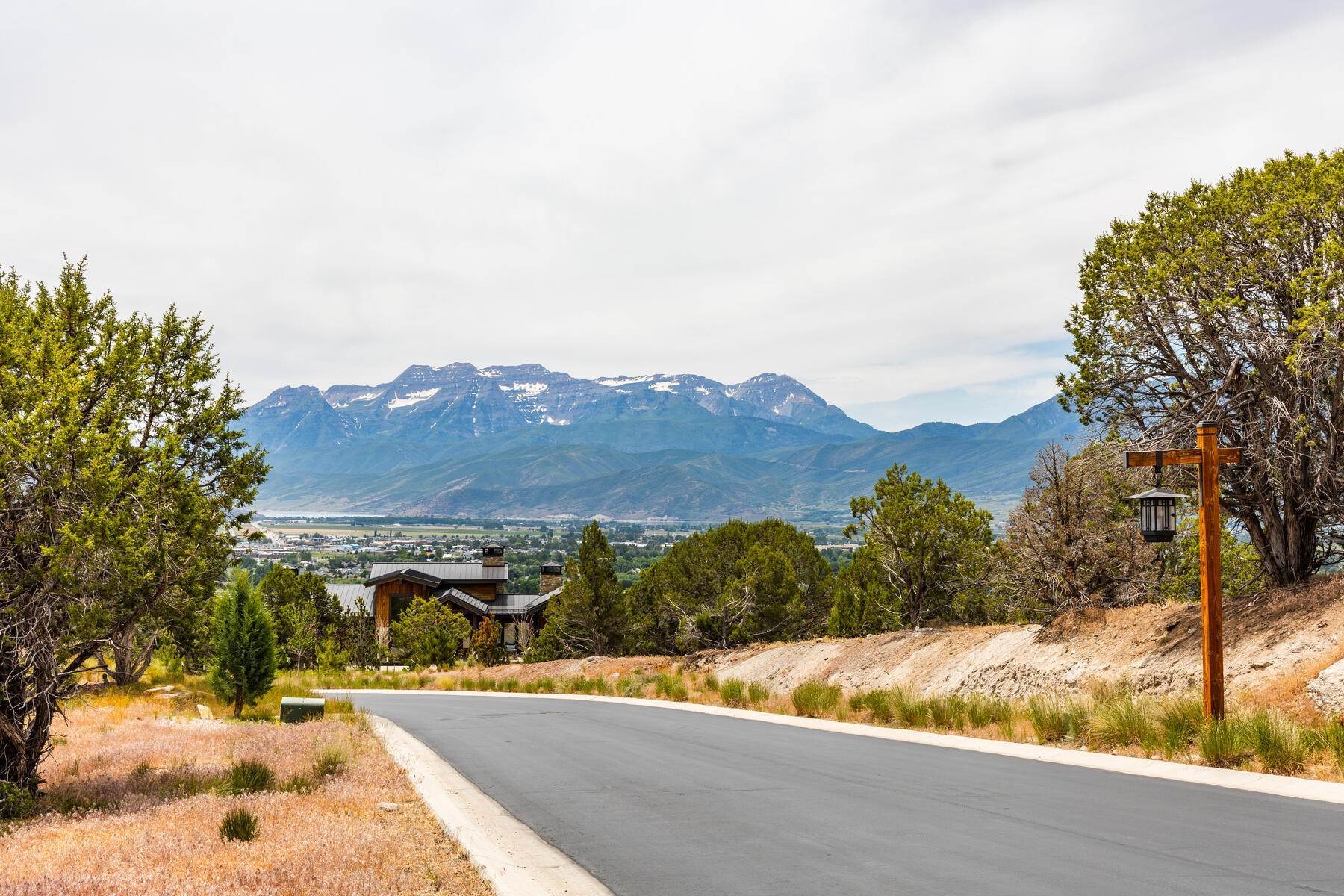 40. Single Family Homes for Sale at New Construction Mountain Contemporary Home In Red Ledges 726 N Explorer Peak Drive Heber City, Utah 84032 United States