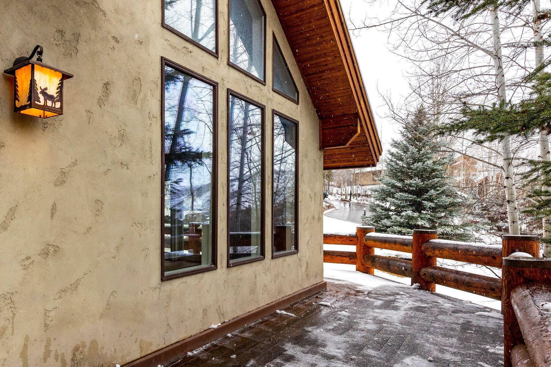 42. Single Family Homes for Sale at Warm and Welcoming Home In The Heart of Jeremy Ranch 3375 Homestead Rd Park City, Utah 84098 United States