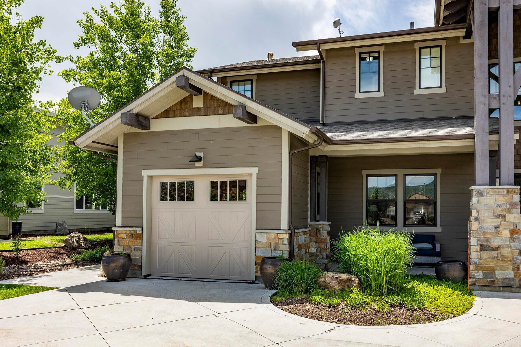 41. Single Family Homes for Sale at Impressive Updated Two-Story Home in the Highly Desired Silver Creek Area 379 E Valley Drive Park City, Utah 84098 United States