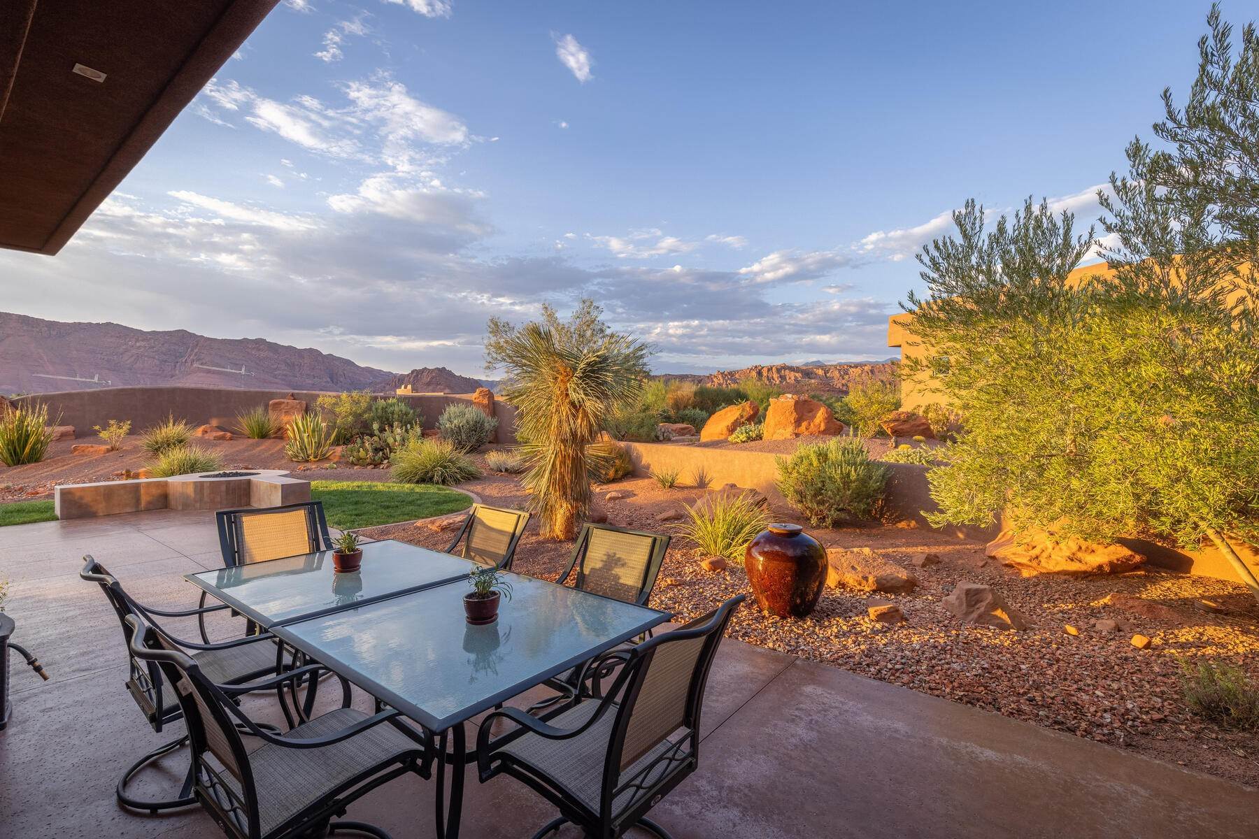 27. Single Family Homes for Sale at Contemporary Residence With Panoramic Desert And Mountain Views 2549 W Sinagua Trail, #70 St. George, Utah 84770 United States