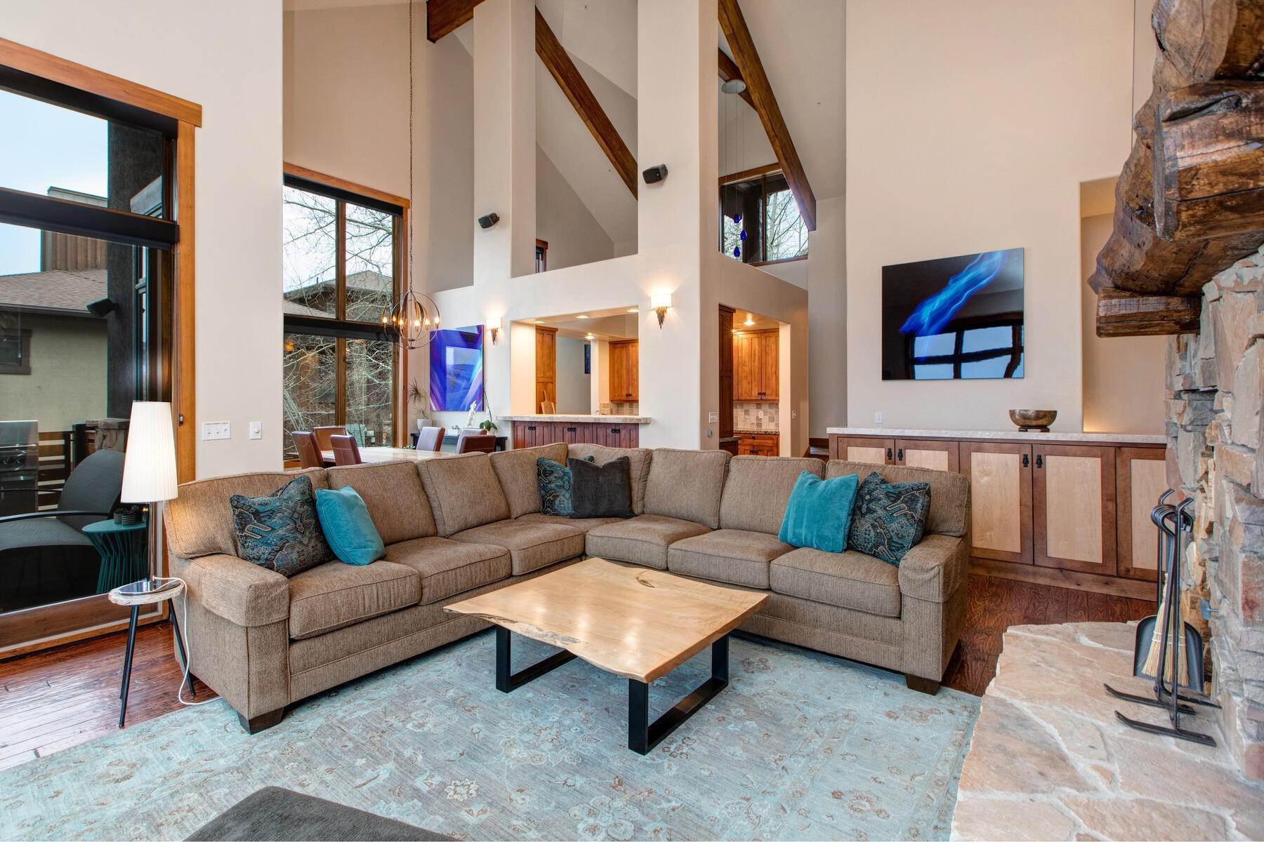 7. Single Family Homes for Sale at A TRUE HOME IN PARK MEADOWS, WITH BIG WINDOWS AND GREAT VIEWS 3078 Mountain Ridge Ct Park City, Utah 84060 United States