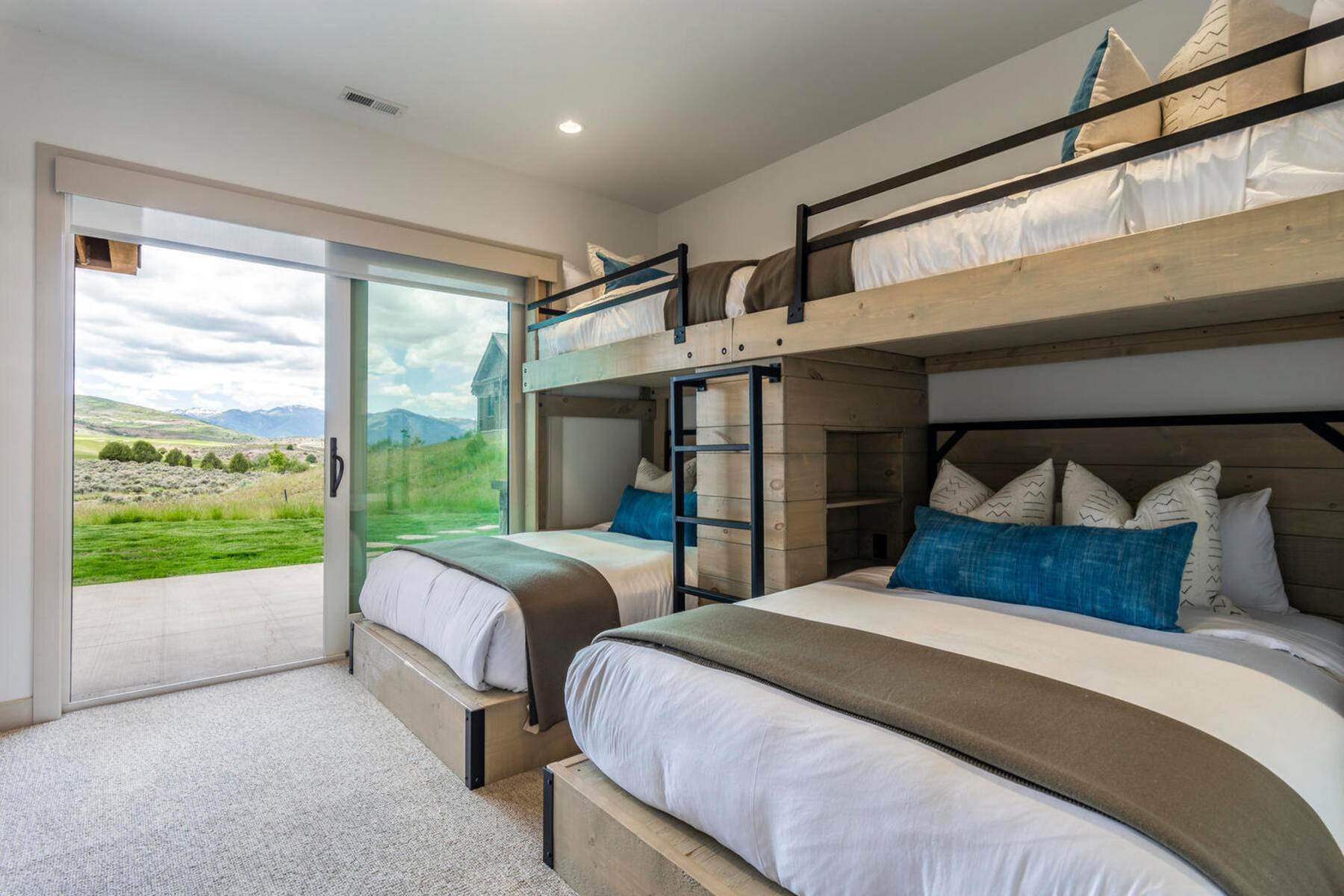 16. Single Family Homes for Sale at Luxurious Expanded Juniper Cabin In Victory Ranch 7372 N Victory Club Drive, Lot 120A Heber City, Utah 84032 United States