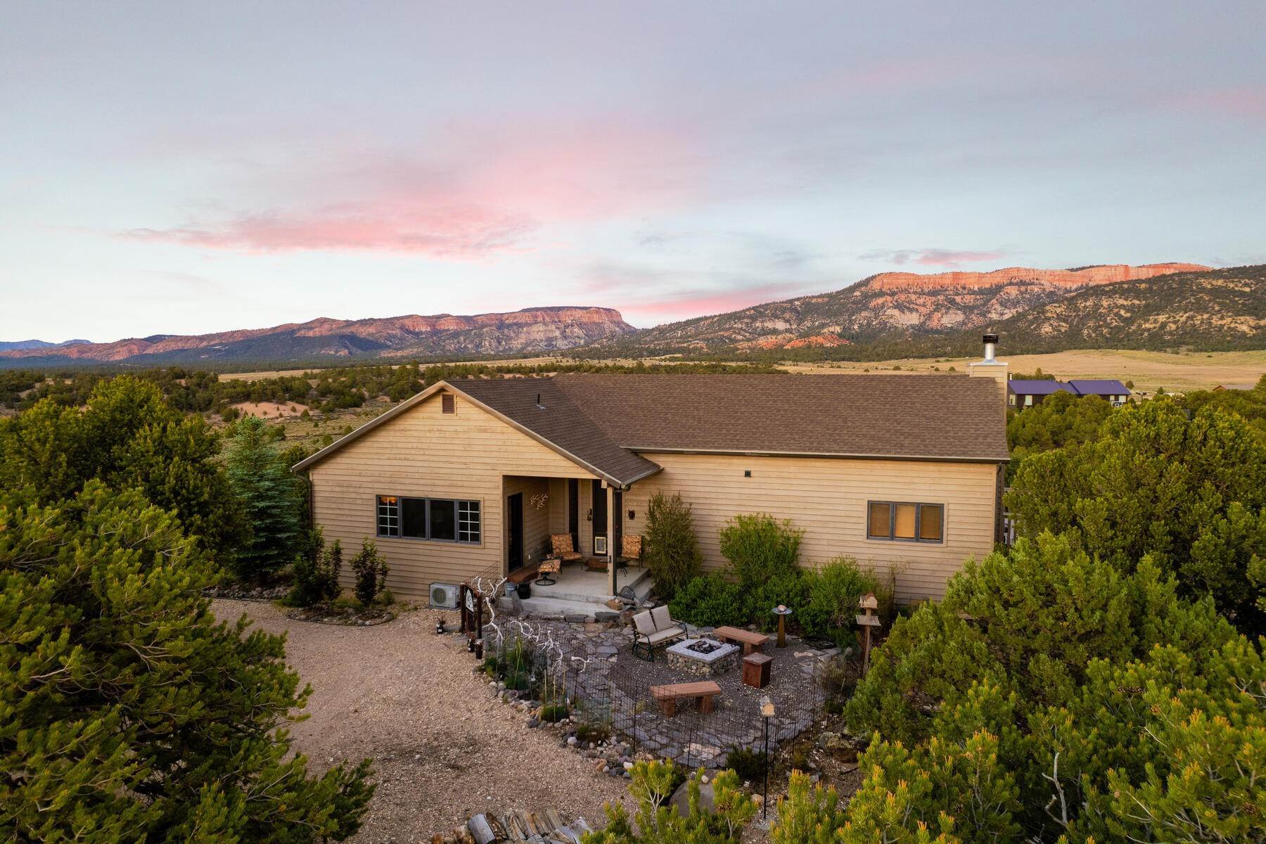 17. Single Family Homes for Sale at Extraordinary 360 Degree Views Of The Paunsaugunt Plateau & Bryce Canyon 2440 East Sunset Circle Hatch, Utah 84735 United States