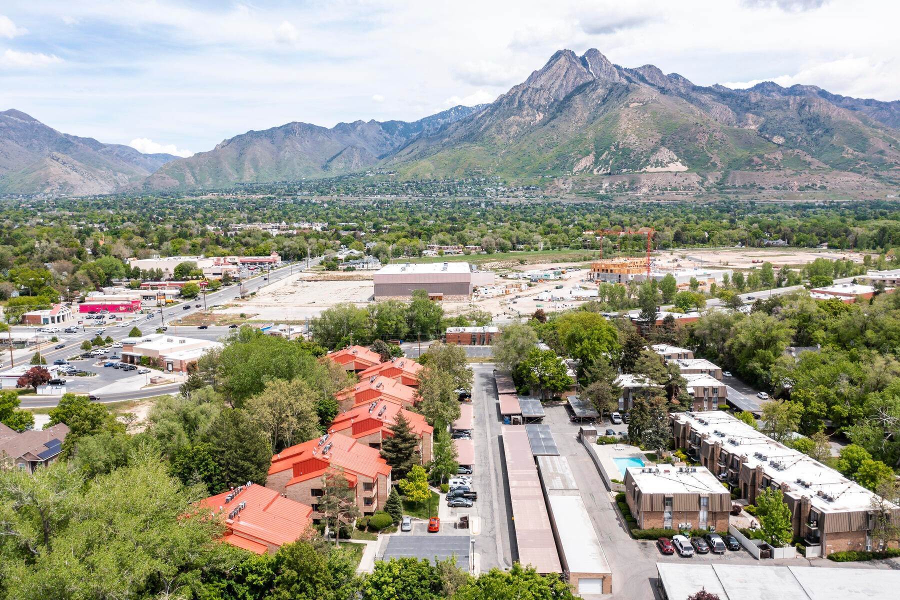 27. Condominiums for Sale at Perfect Location, Updated 1 BD, Mature Trees & Creek, Private Balcony & Carport 4842 S Highland Circle, 610 Holladay, Utah 84117 United States