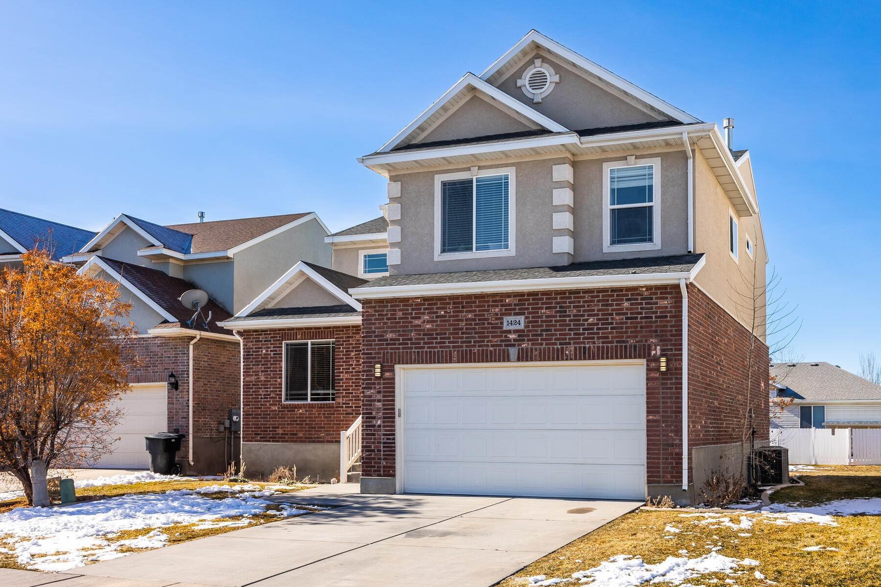31. Single Family Homes for Sale at Brick 2-Story 'Hole In One' 1424 S Hawthorne Lane Syracuse, Utah 84075 United States