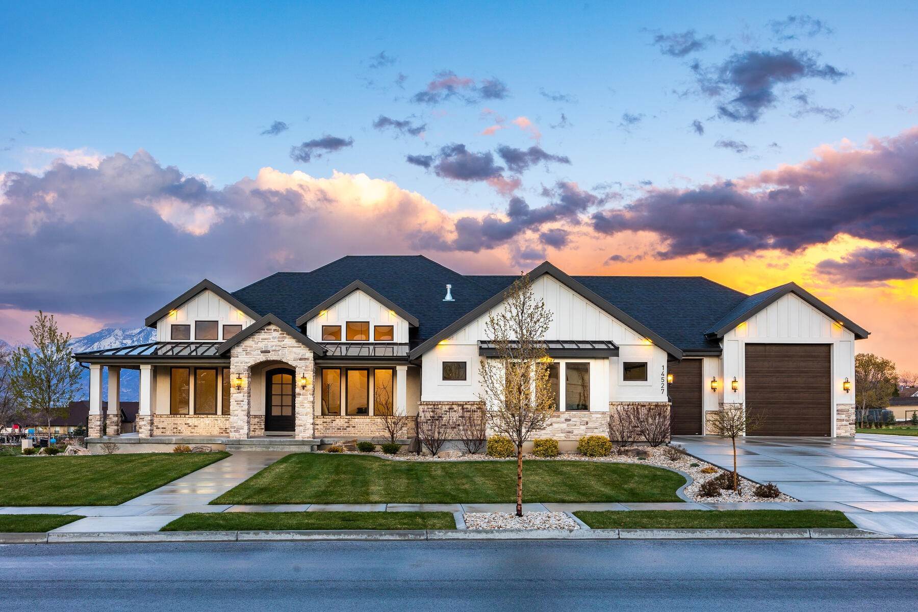 Single Family Homes for Sale at Designer Main Floor Living In Bluffdale 14527 Fireridge Cv Bluffdale, Utah 84065 United States