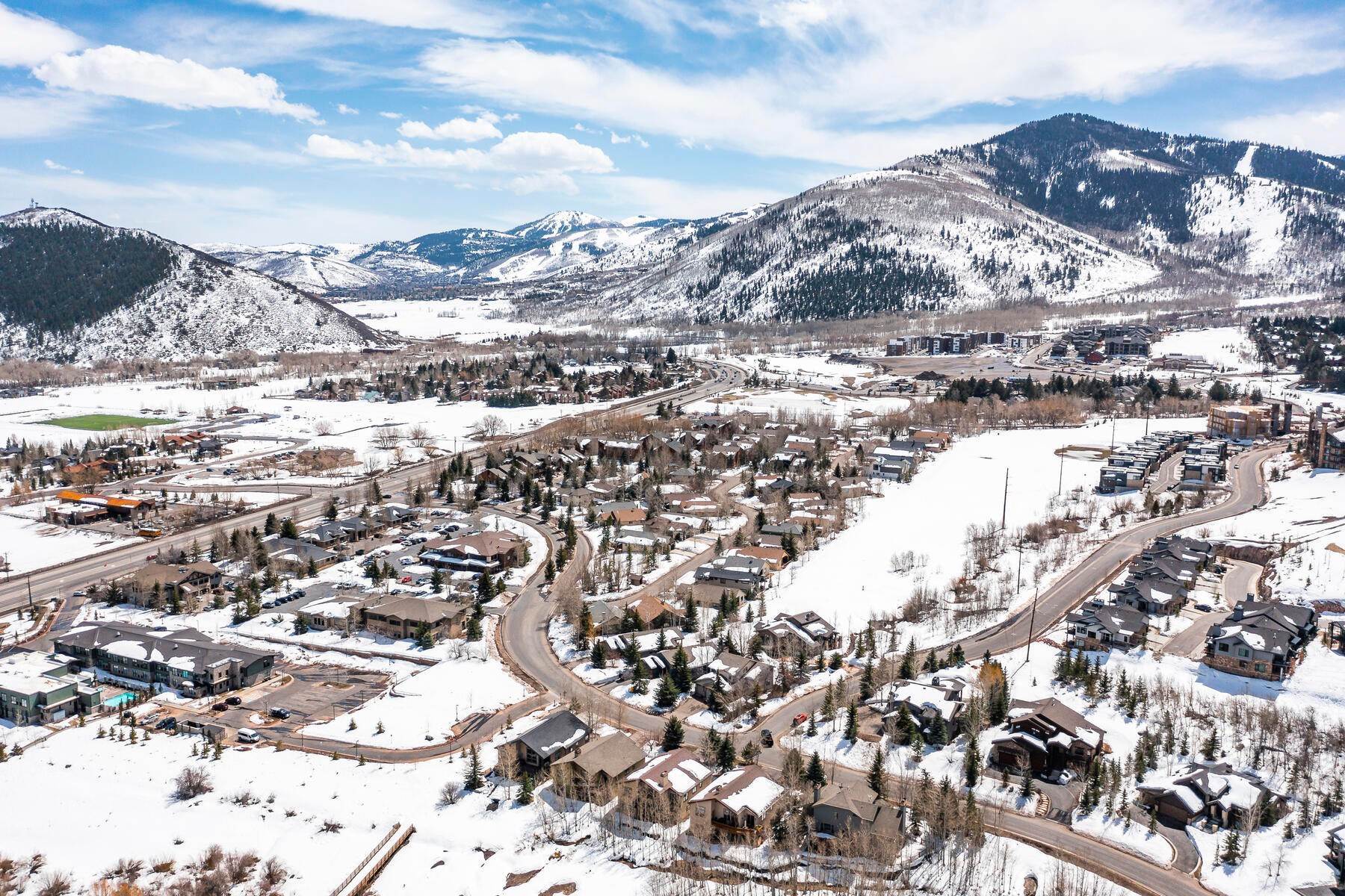 50. Single Family Homes for Sale at Stunning Remodel, Turn Key - Sold Furnished 1910 Sun Peak Drive Park City, Utah 84098 United States