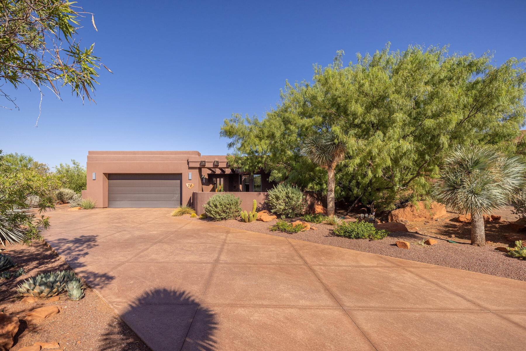 30. Single Family Homes for Sale at Contemporary Residence With Panoramic Desert And Mountain Views 2549 W Sinagua Trail, #70 St. George, Utah 84770 United States