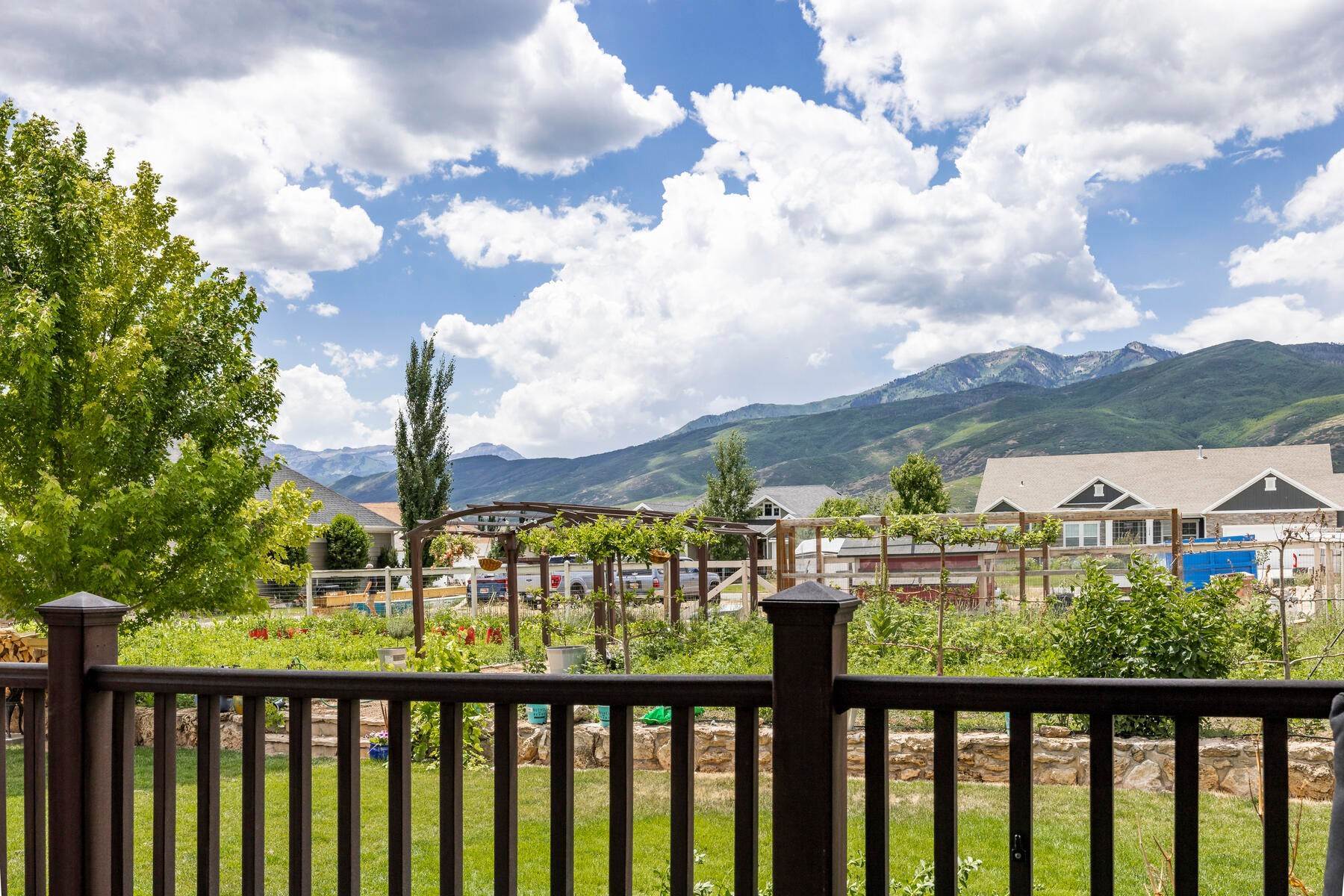 16. Single Family Homes for Sale at Dream Property in Midway! 372 S Fox Den Road Midway, Utah 84049 United States