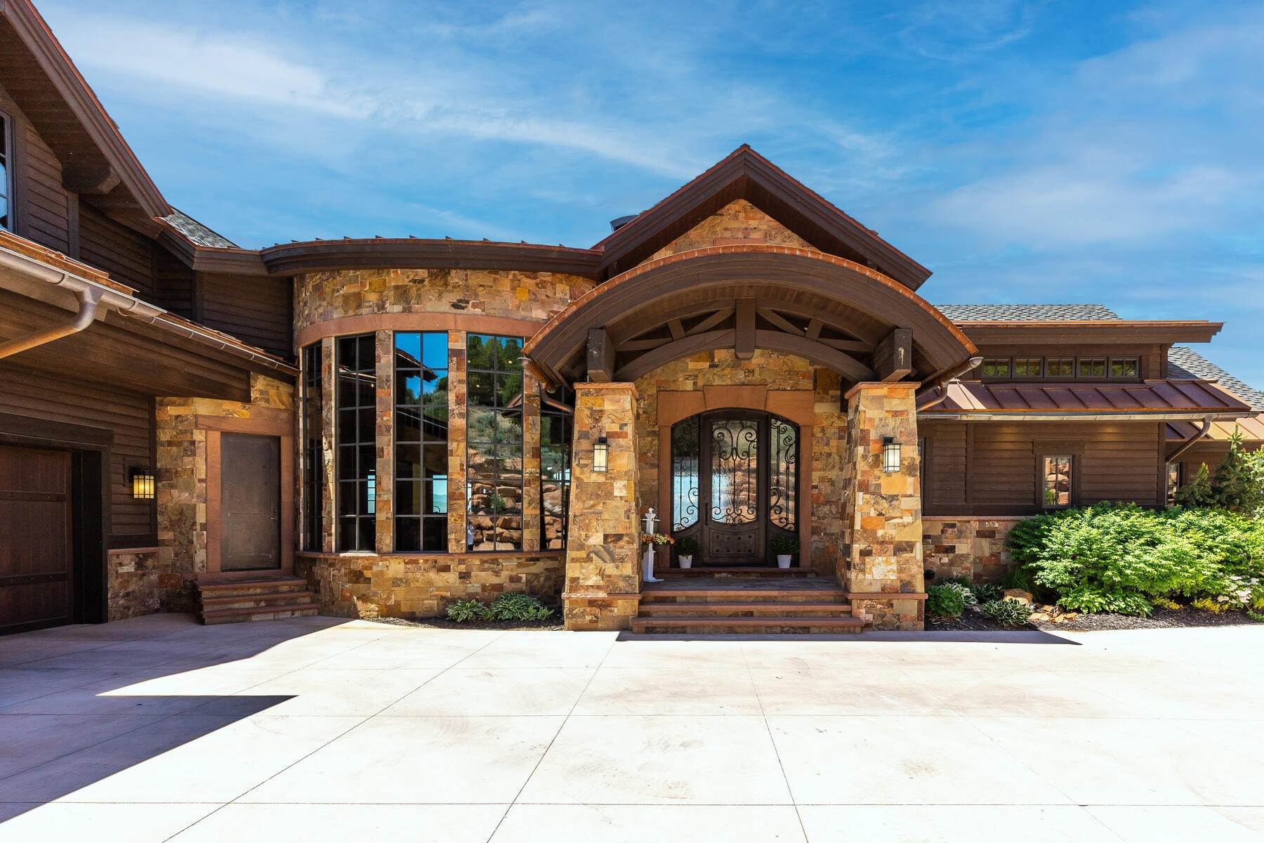 9. Single Family Homes for Sale at Stunning Michael Upwall Design Home in Red Ledges! 3250 E Horsehead Peak Ct Heber City, Utah 84032 United States