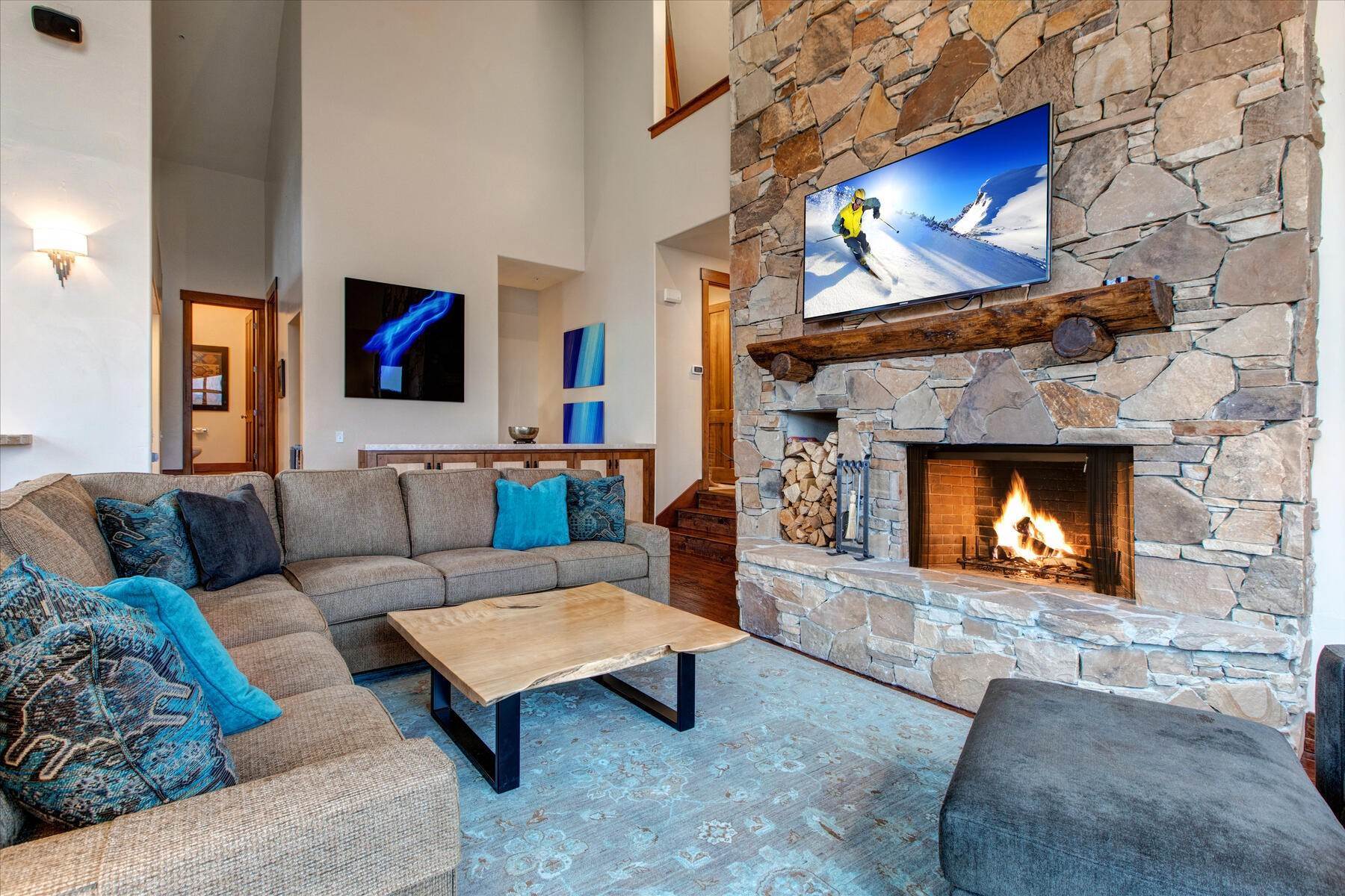 6. Single Family Homes for Sale at A TRUE HOME IN PARK MEADOWS, WITH BIG WINDOWS AND GREAT VIEWS 3078 Mountain Ridge Ct Park City, Utah 84060 United States