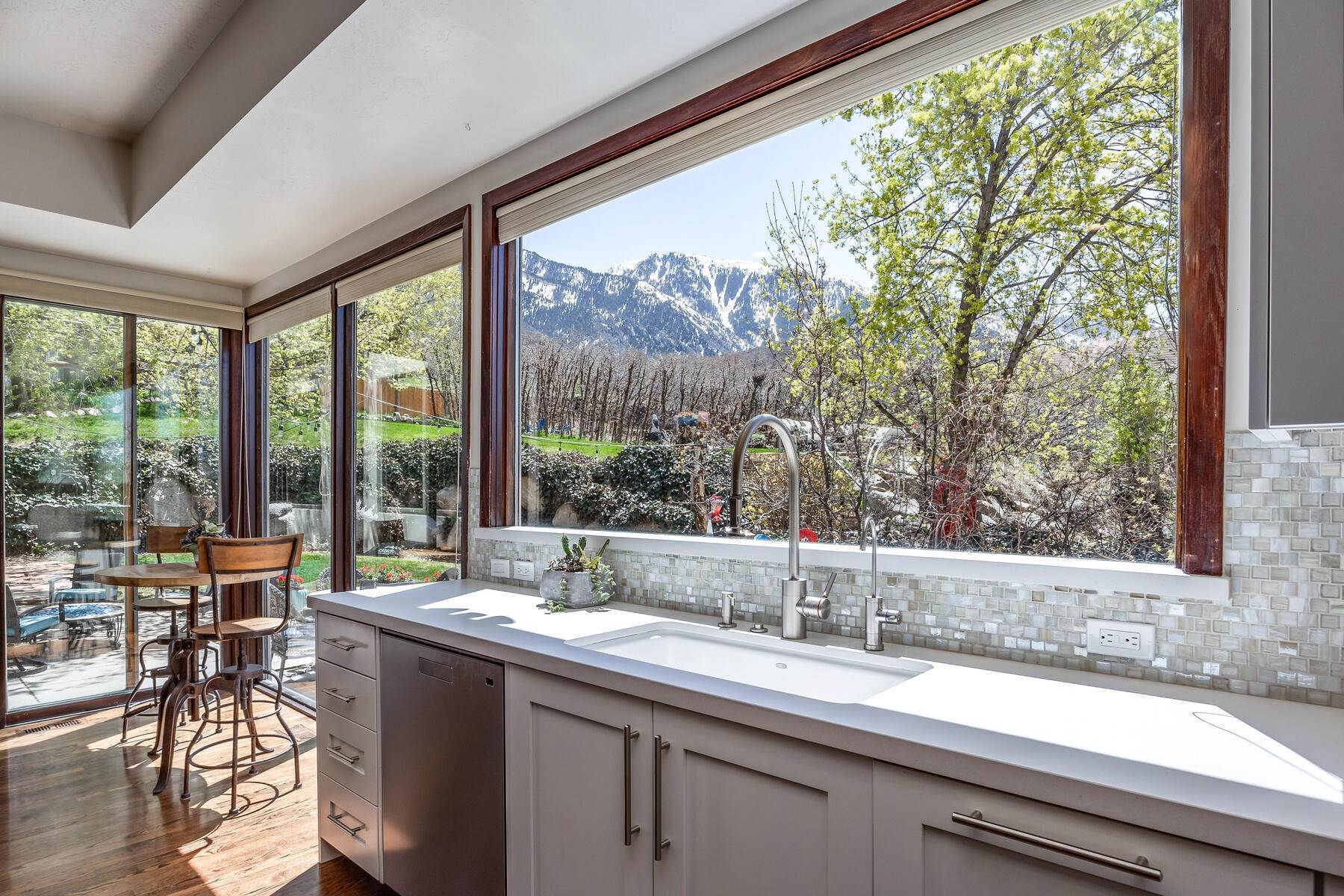 4. Single Family Homes for Sale at Immaculate 2-Story Home Nestled in a Quiet Cul-de-sac 3272 Bell Oaks Cir Sandy, Utah 84092 United States