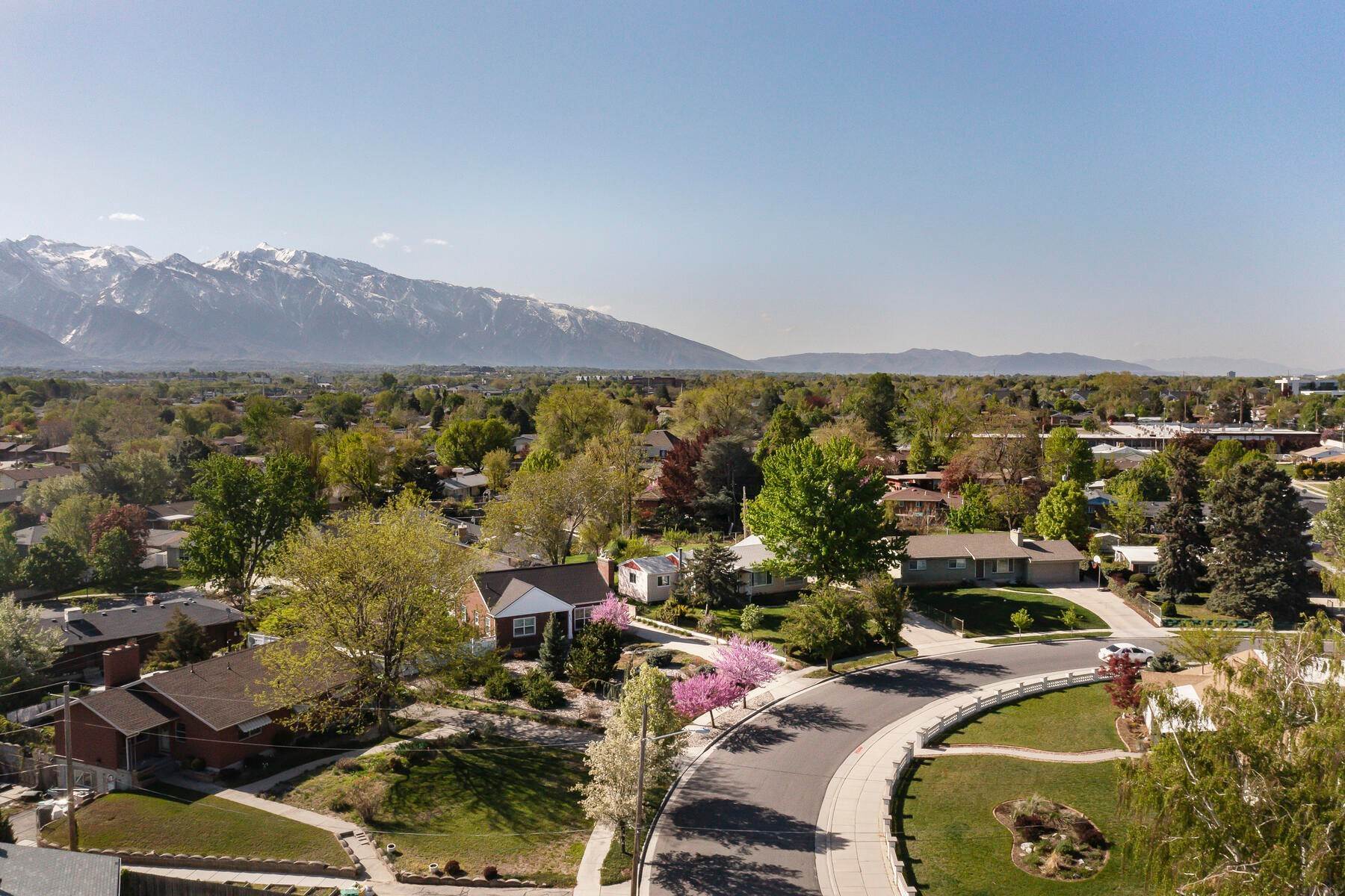 48. Single Family Homes for Sale at Charming Home with Unbelievable Curb Appeal 6161 South 570 East Murray, Utah 84107 United States
