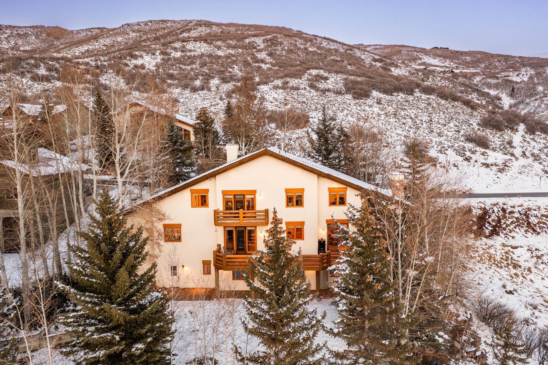 42. Single Family Homes for Sale at Custom Built home with magnificent mountain views! 8869 Daybreaker Drive Park City, Utah 84098 United States
